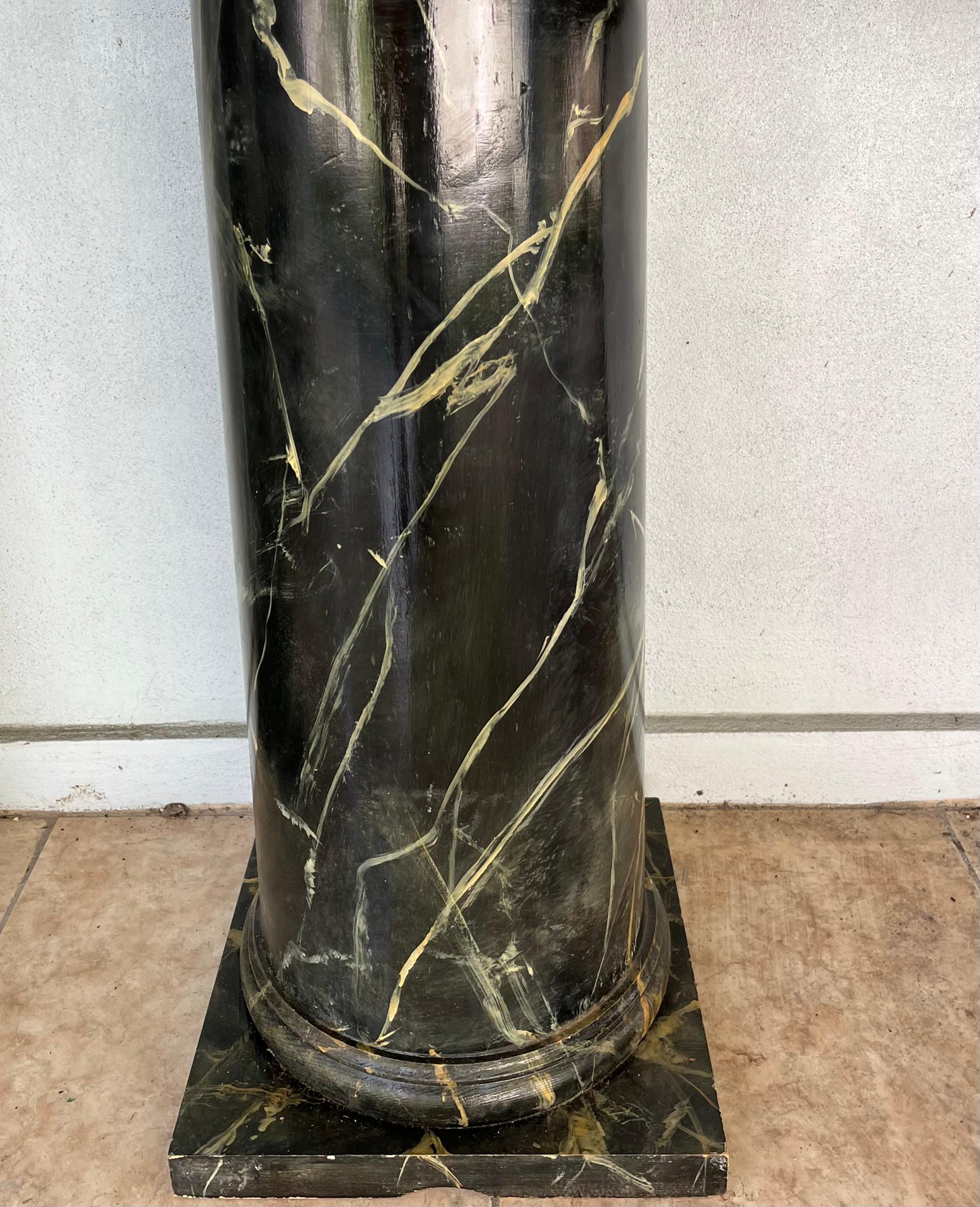 Autre Paire de colonnes en faux marbre peintes en noir de style toscan en vente