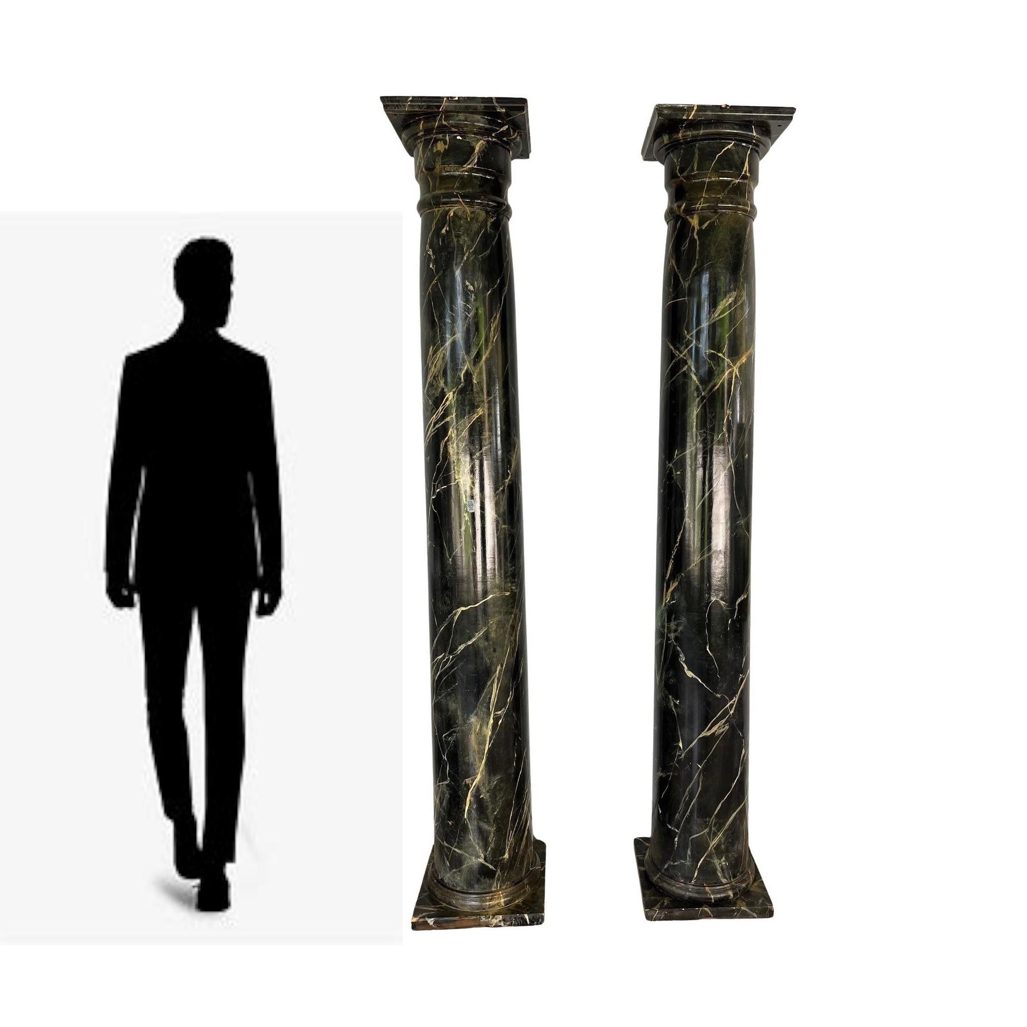 Paire de colonnes en faux marbre peintes en noir de style toscan

Paire d'impressionnantes colonnes en bois peintes avec un effet de faux marbre. Les deux colonnes sont complétées par des bases et des chapiteaux toscans. Les colonnes ont un arbre