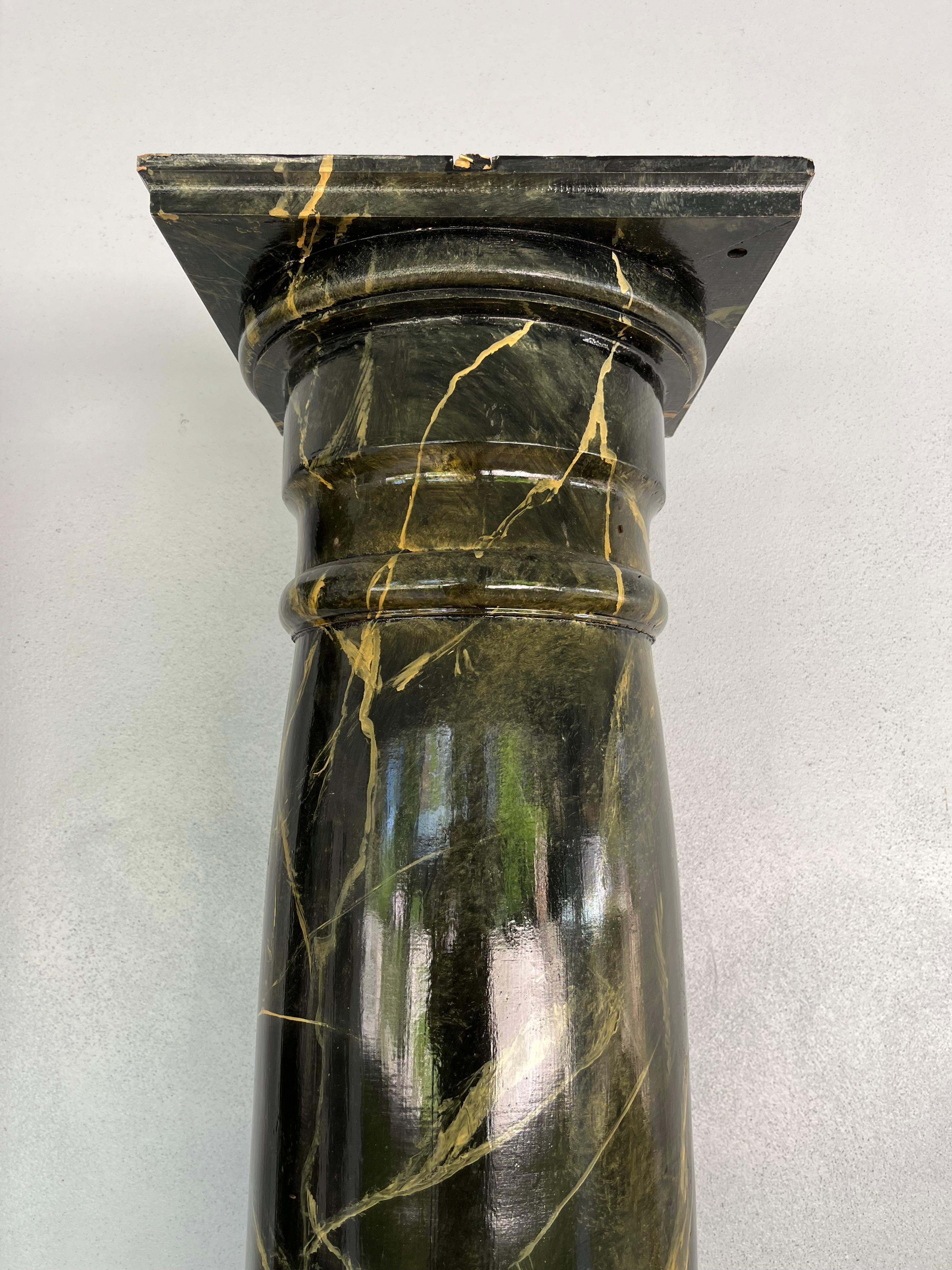 Inconnu Paire de colonnes en faux marbre peintes en noir de style toscan en vente