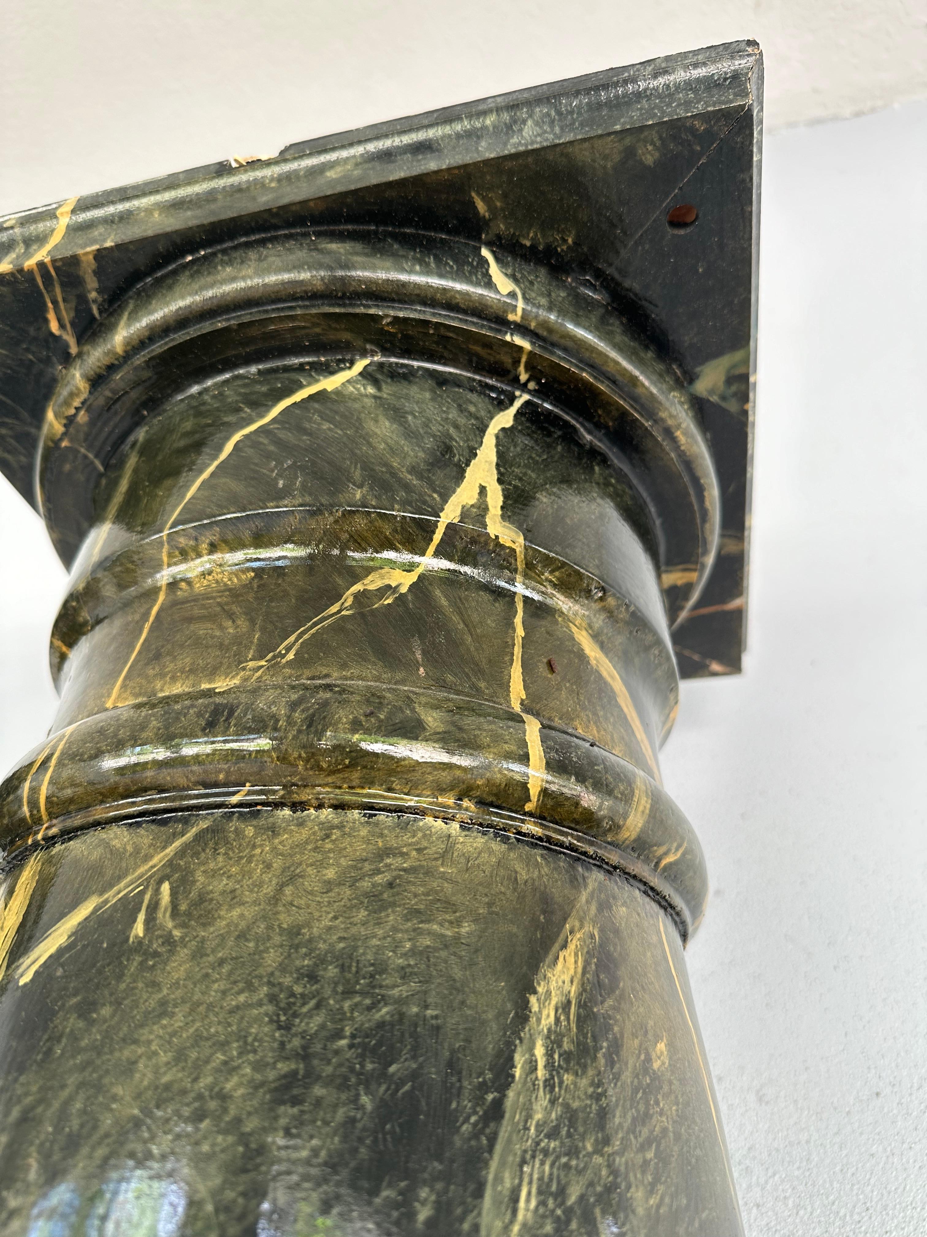Bois Paire de colonnes en faux marbre peintes en noir de style toscan en vente