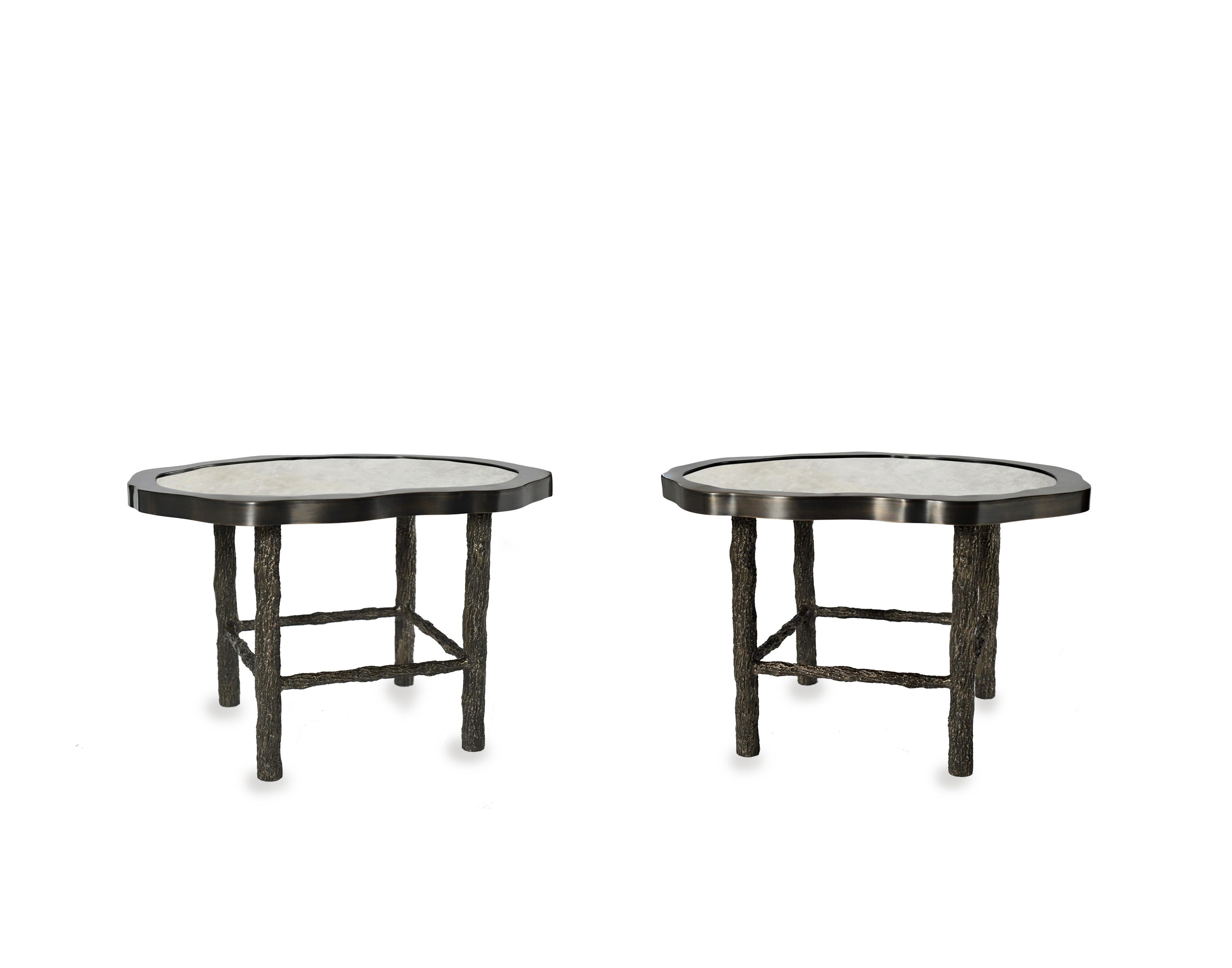 Paire de tables de cocktail en quartz de cristal de roche avec des pieds en laiton antique inspirés des brindilles, créées par Phoenix Gallery.
Peut être vendu séparément.
Taille personnalisée sur demande.