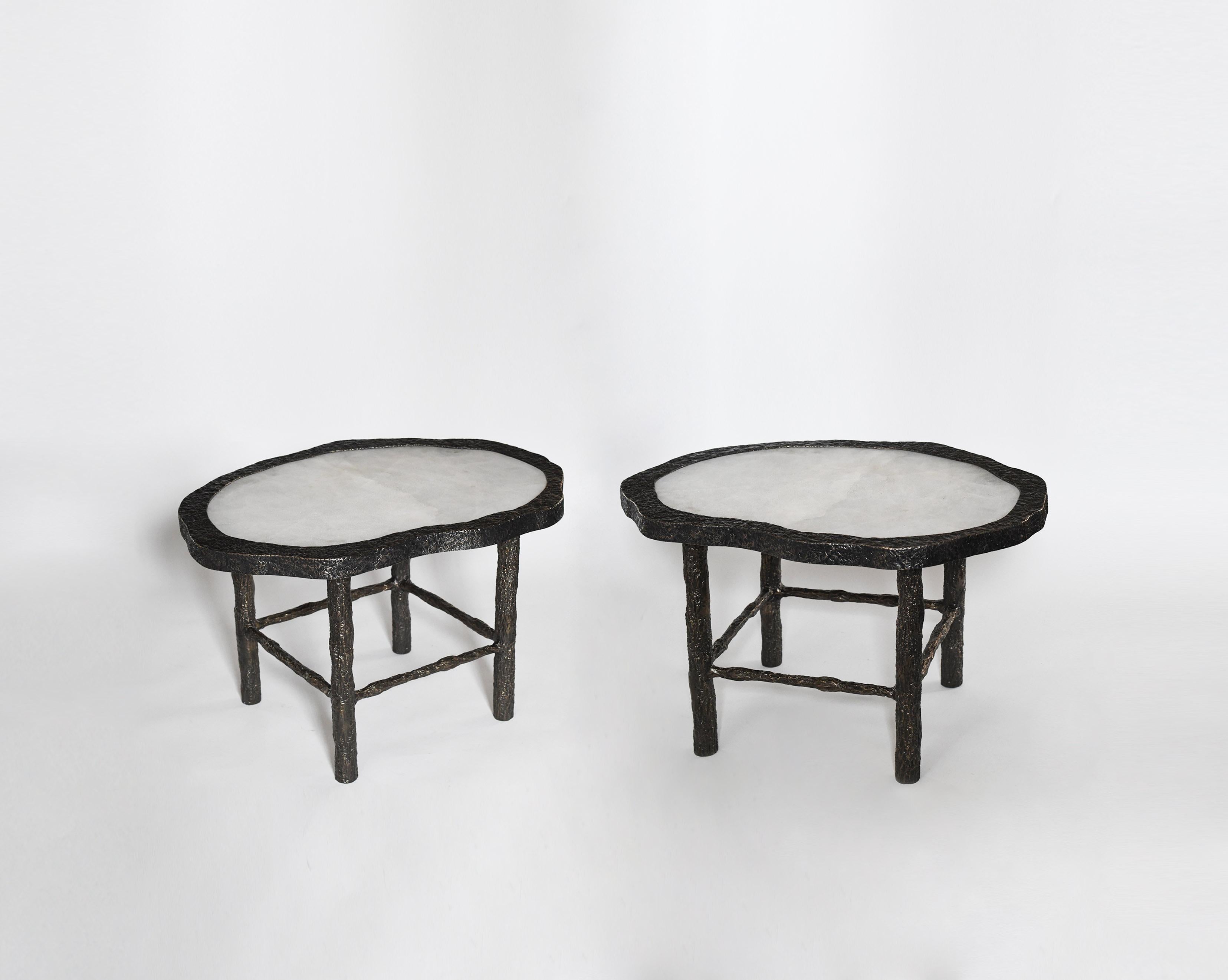 Paire de tables de cocktail en quartz de cristal de roche avec des pieds en laiton antique inspirés par des brindilles, créées par Phoenix Gallery.
Peut être vendu séparément.
Taille personnalisée sur demande.