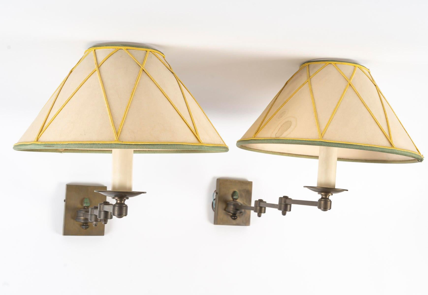 Pair of twentieth century brass folding sconces and bedside lamps.

Pair of twentieth century sconces in patinated brass, beautiful folding bedside lamps.
H: 19cm, W: 51cm, D: 28cm