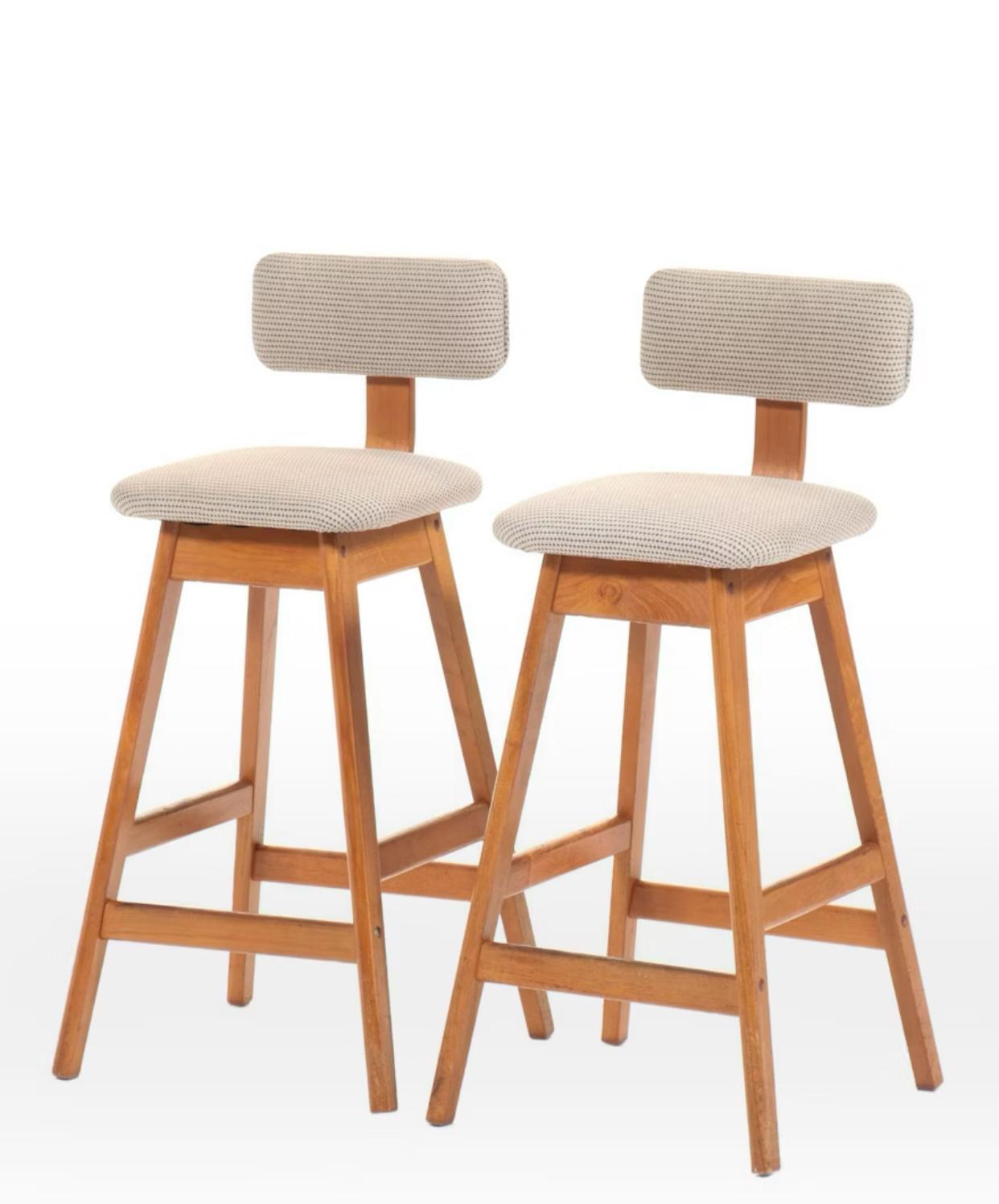 Pareja de taburetes de bar Vamdrup Stolefabrik tapizados con rayas de teca y chenilla. Fantástico perfil minimalista de marcos de teca envejecida con fino respaldo acolchado. Asiento acolchado muy cómodo . Las etiquetas de los productos se han caído