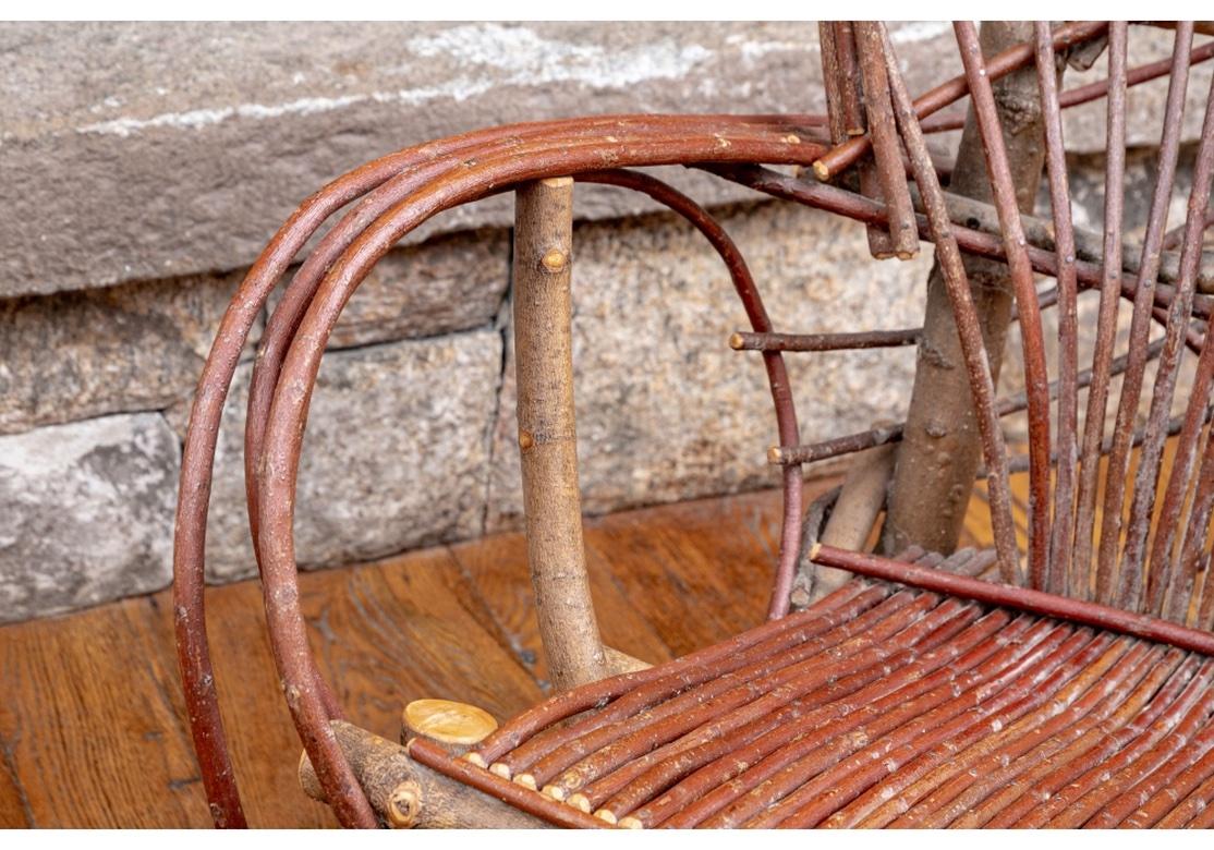 Ein sehr gut verarbeitetes Paar Adirondack/ Lake House Style Chairs in sehr gutem Originalzustand aus gemischten Holzzweigen und Ästen. Große Schaukelstühle mit Reifrücken, die insgesamt aus Branch-Rahmen und Zweigspindeln bestehen. Mit kunstvoll