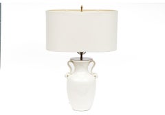 Paire de lampes de table en forme de vase en céramique émaillée blanche à deux poignées