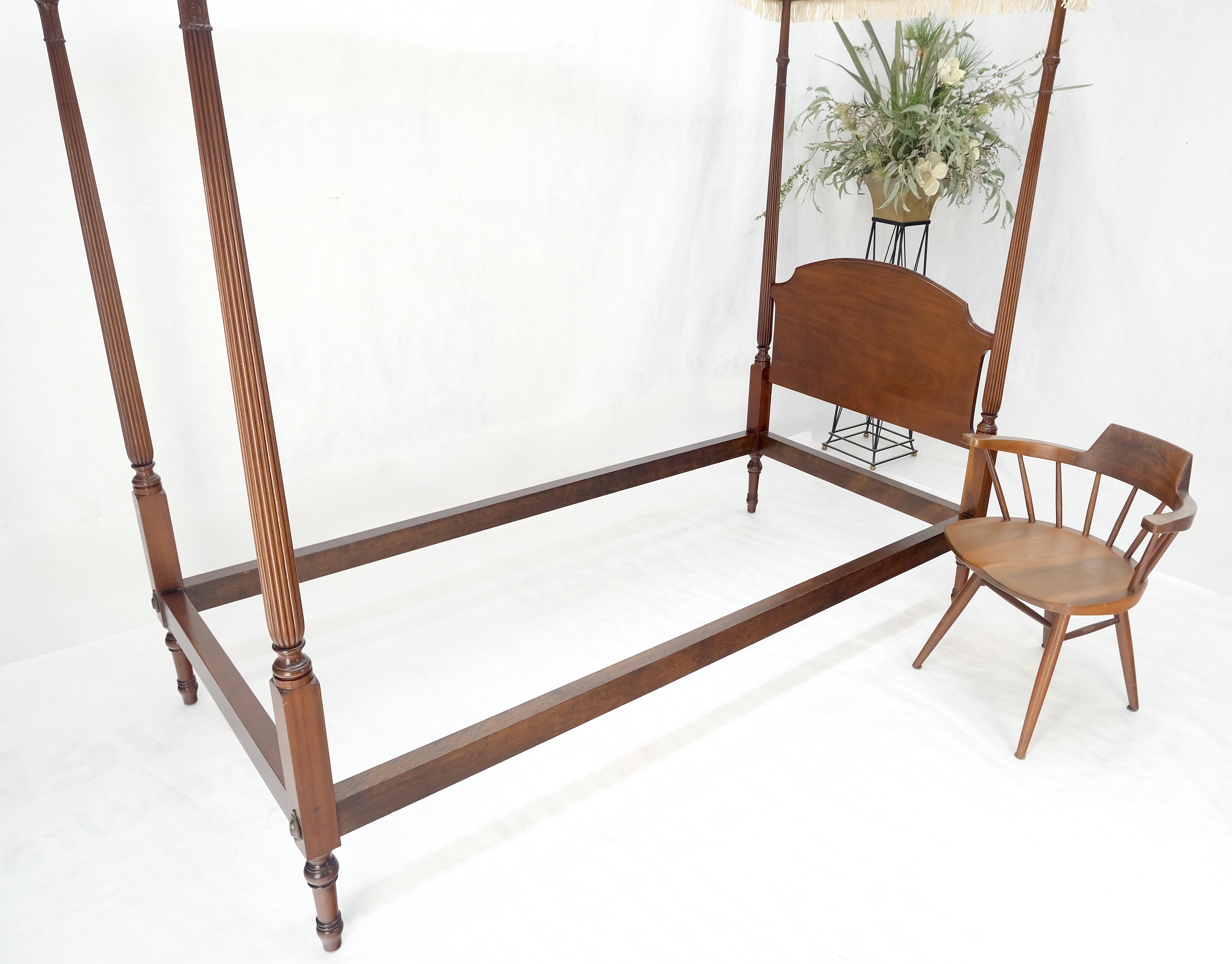 Paire de lits à baldaquin Twin Size en acajou de Smith & Watson MINT en vente 6