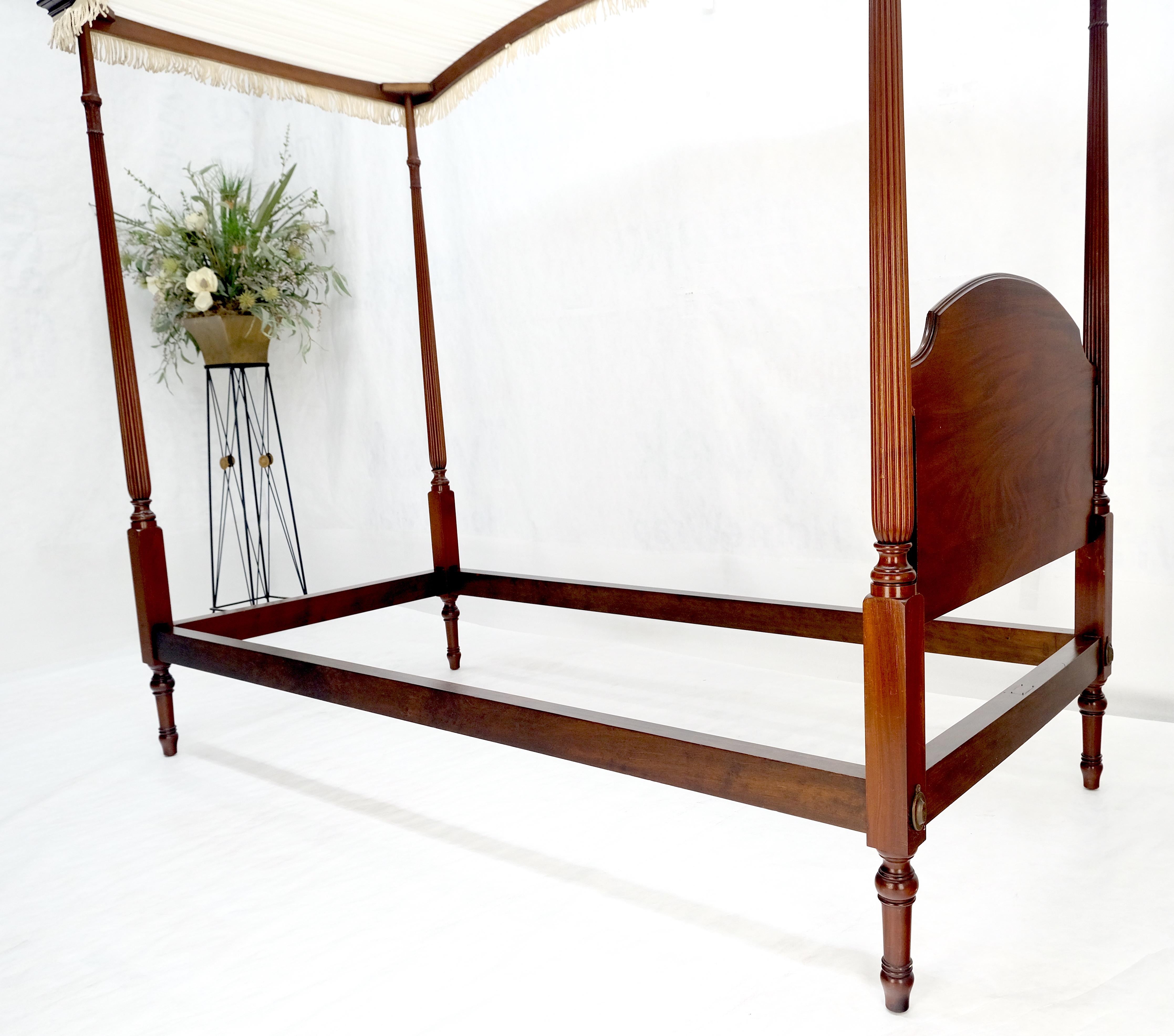 Paire de lits à baldaquin Twin Size en acajou de Smith & Watson MINT en vente 8