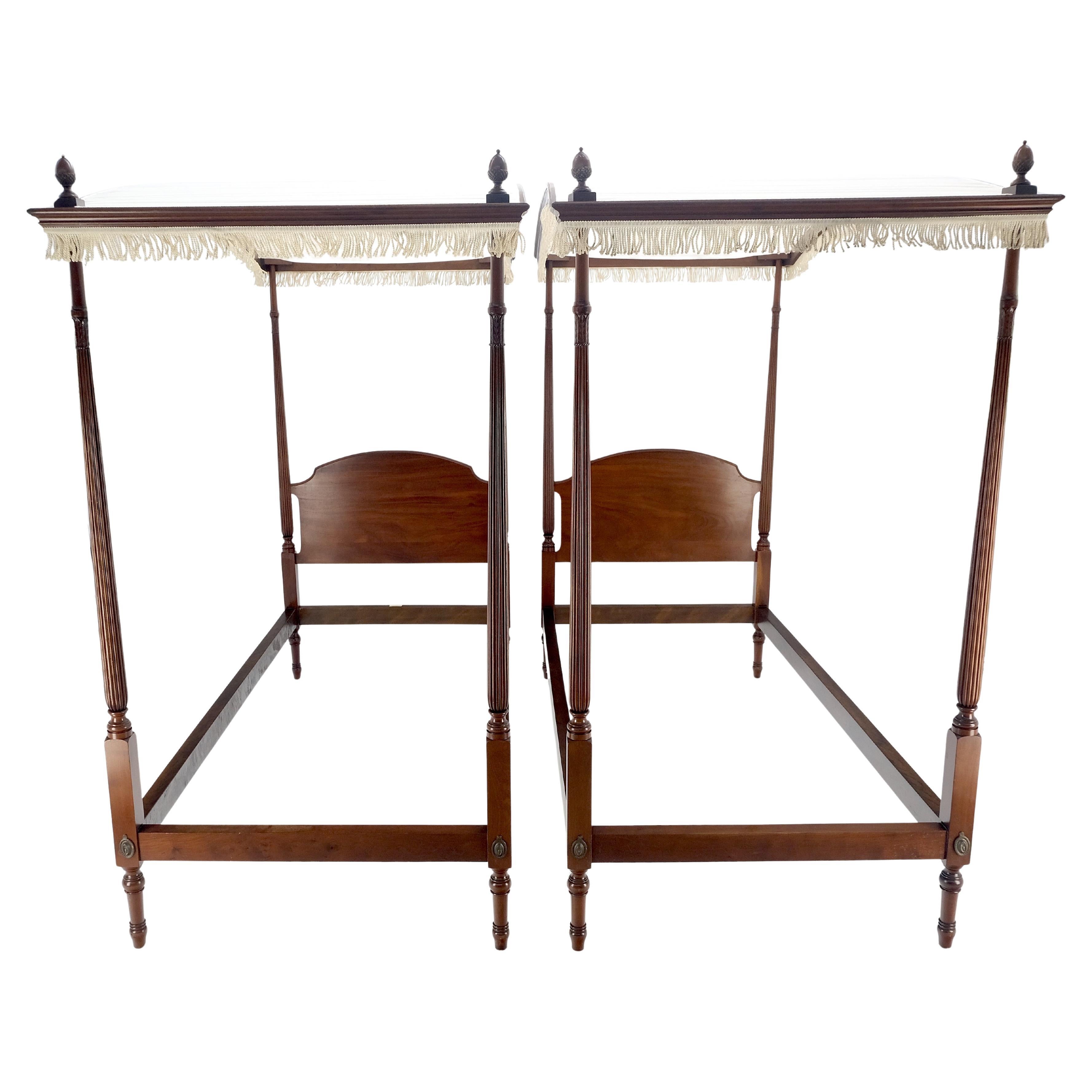 Fédéral Paire de lits à baldaquin Twin Size en acajou de Smith & Watson MINT en vente
