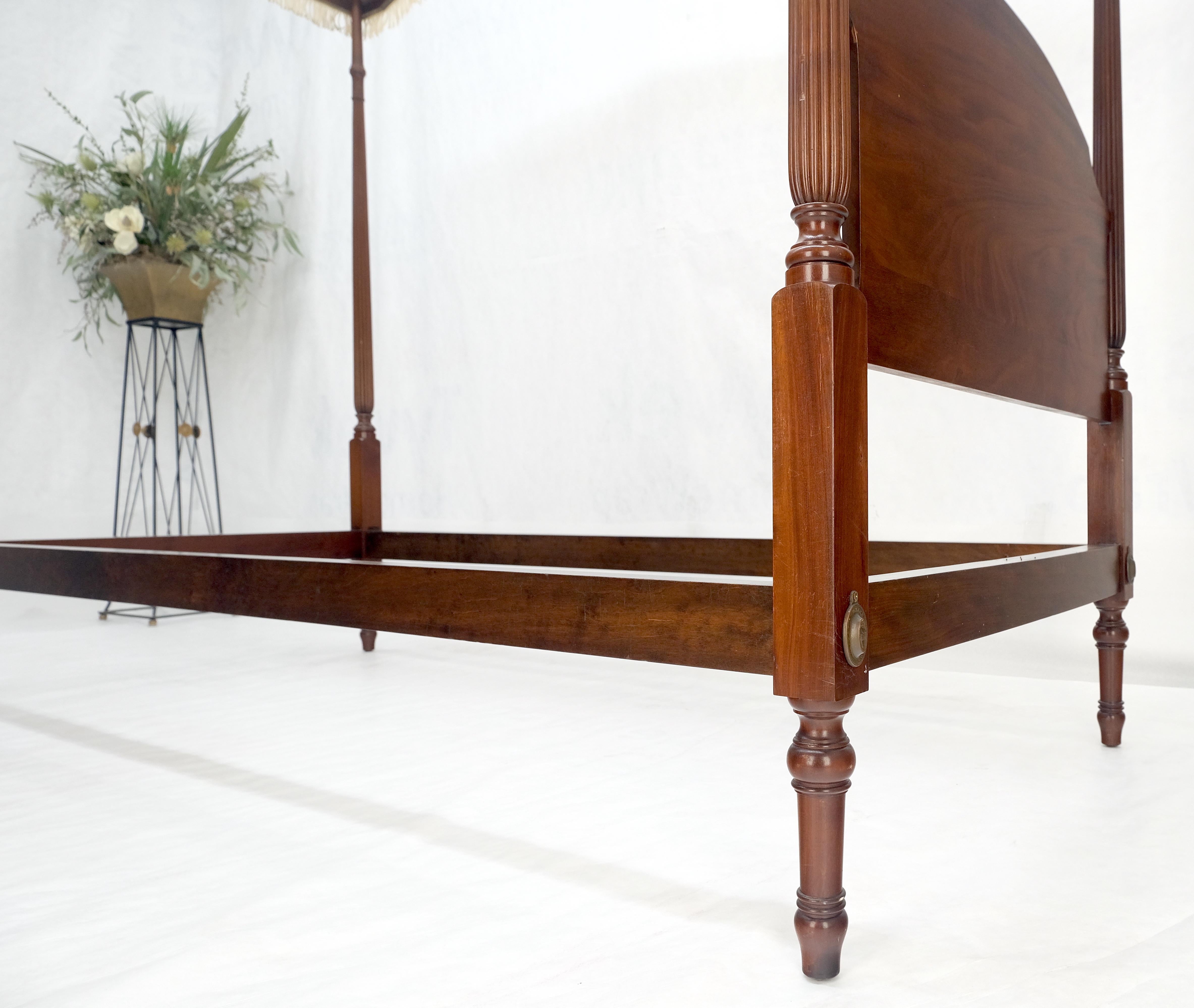 Américain Paire de lits à baldaquin Twin Size en acajou de Smith & Watson MINT en vente