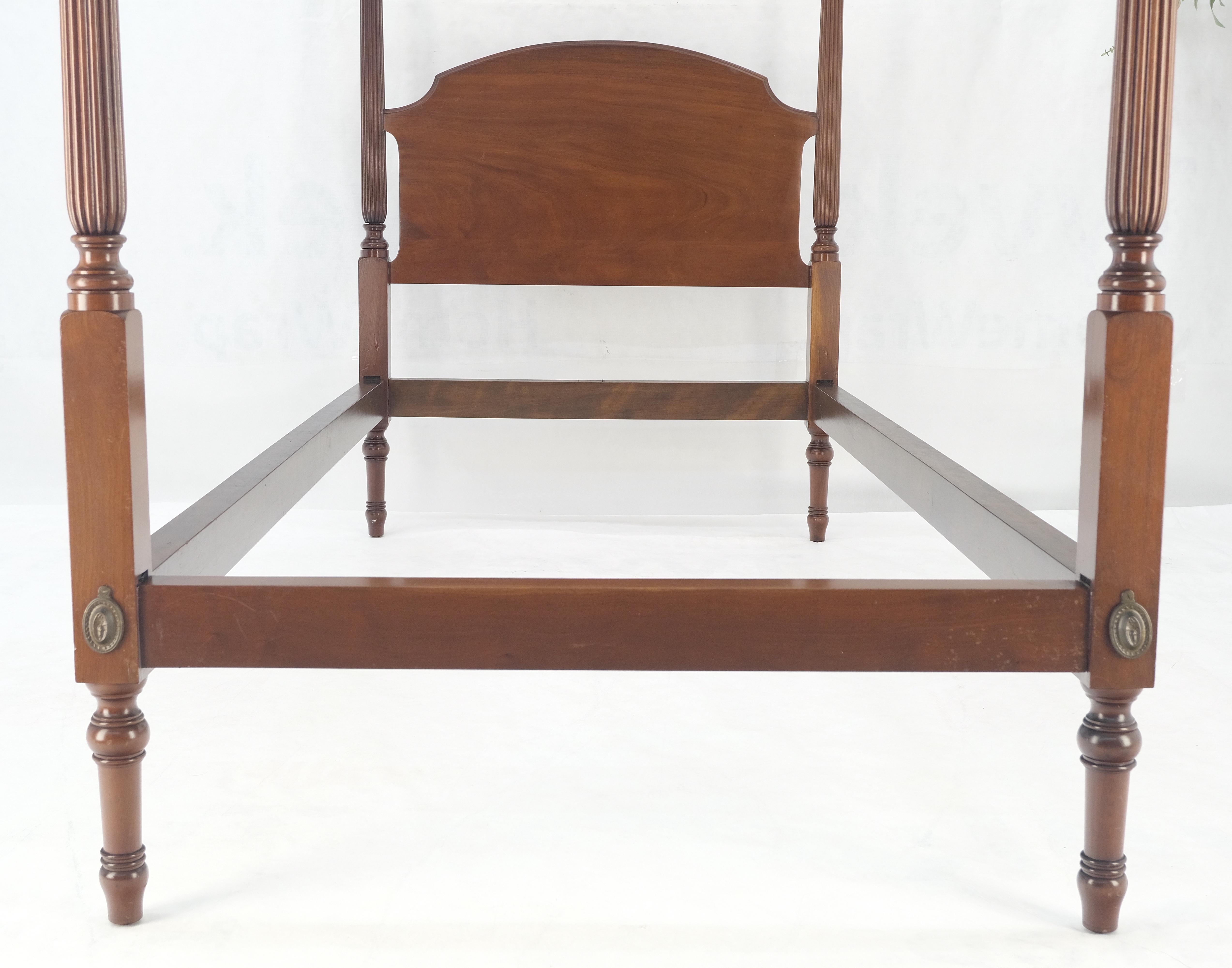 20ième siècle Paire de lits à baldaquin Twin Size en acajou de Smith & Watson MINT en vente