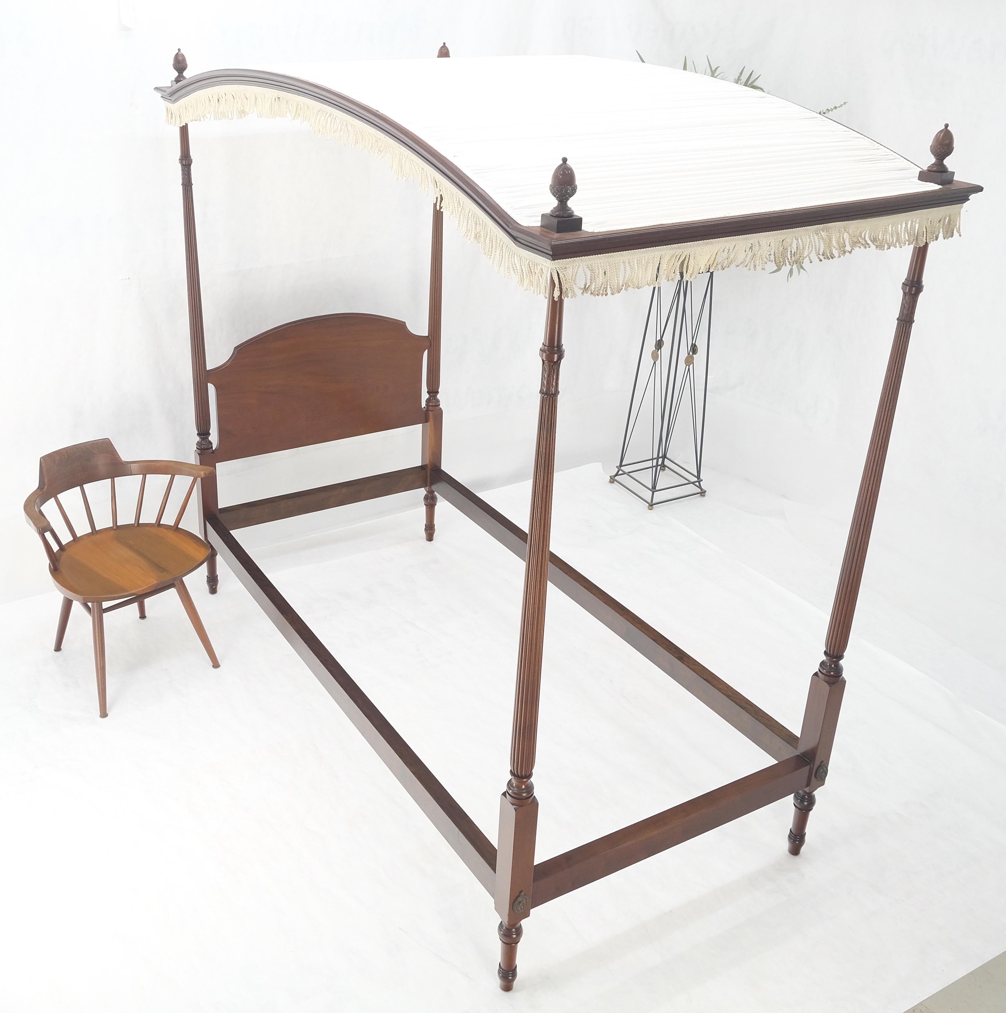 Acajou Paire de lits à baldaquin Twin Size en acajou de Smith & Watson MINT en vente