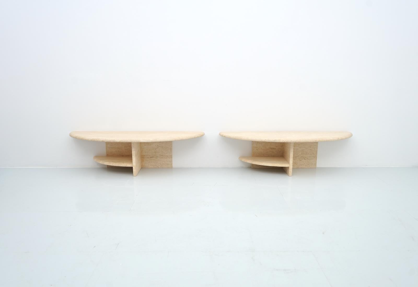 Pair of twin tables in Italian travertine in oval shape.
The tables can be placed together as coffee tables or separately as side tables.
Very nice shape, great stone.
Measurements each table: W 140 cm, D 45 cm, H 39 cm
Very good condition.