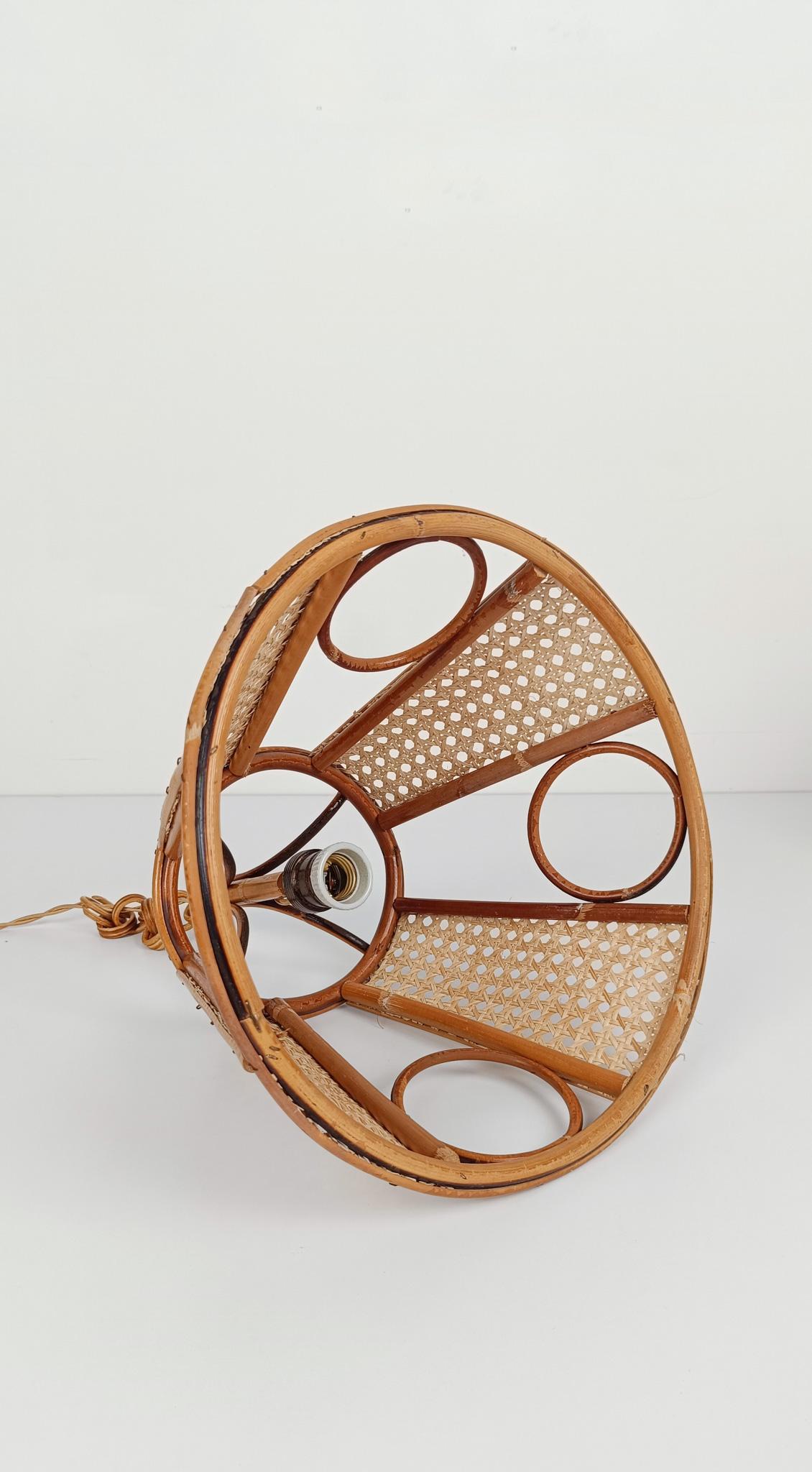 Coppia di lampade a sospensione gemelle vintage in canna e vimini intrecciato, Italia,  70s in vendita 11
