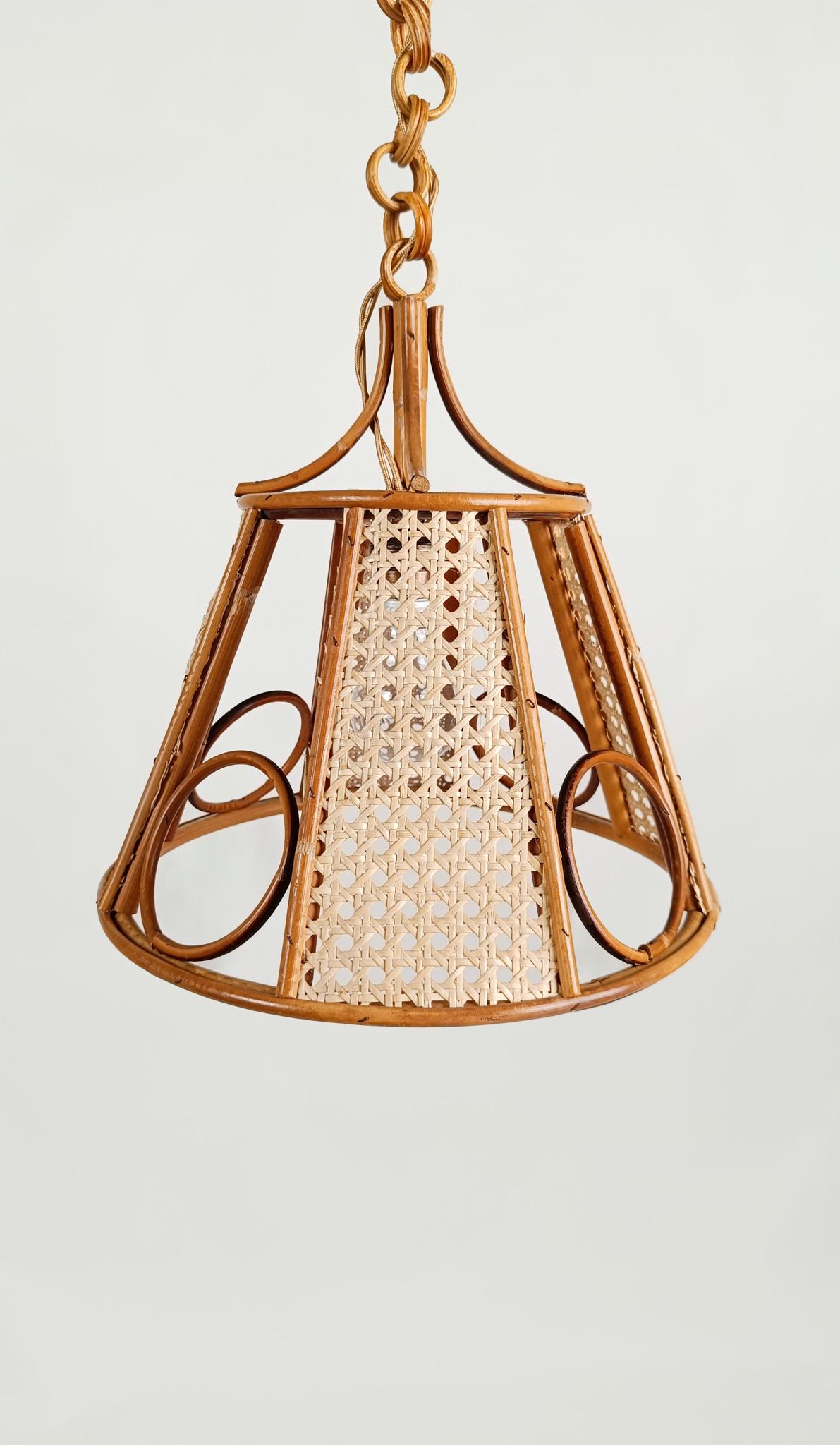 Mid-Century moderno Coppia di lampade a sospensione gemelle vintage in canna e vimini intrecciato, Italia,  70s in vendita