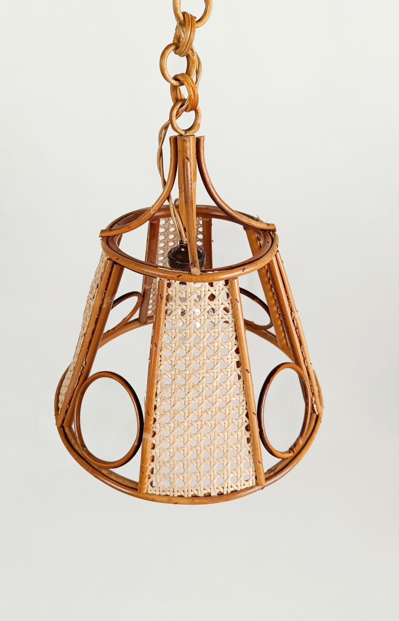 Italiano Coppia di lampade a sospensione gemelle vintage in canna e vimini intrecciato, Italia,  70s in vendita