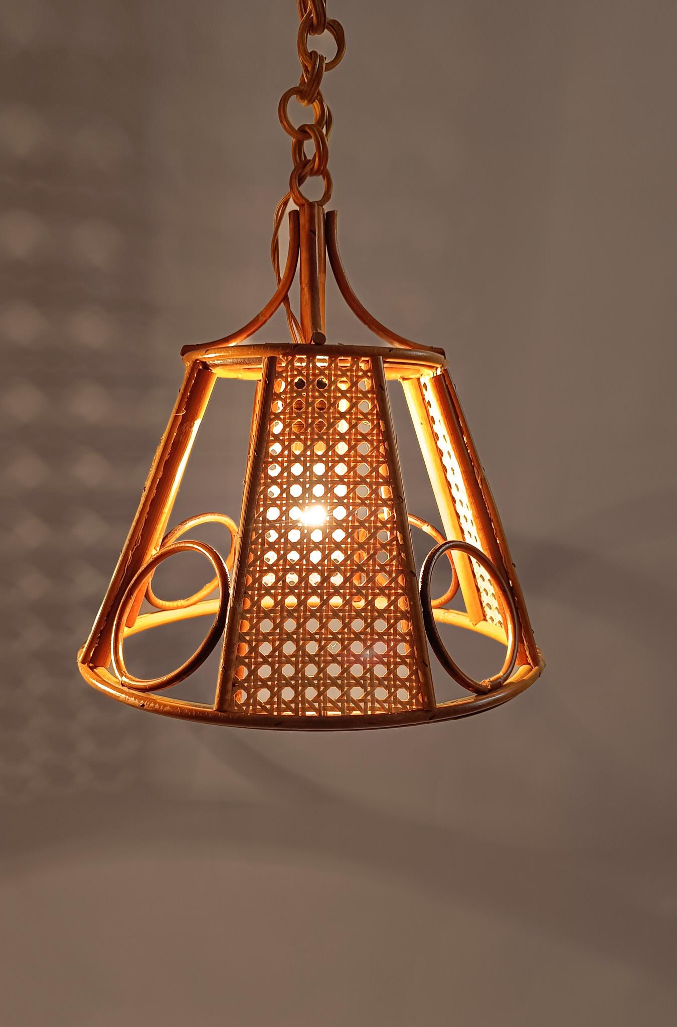 Coppia di lampade a sospensione gemelle vintage in canna e vimini intrecciato, Italia,  70s In condizioni buone in vendita a Roma, IT