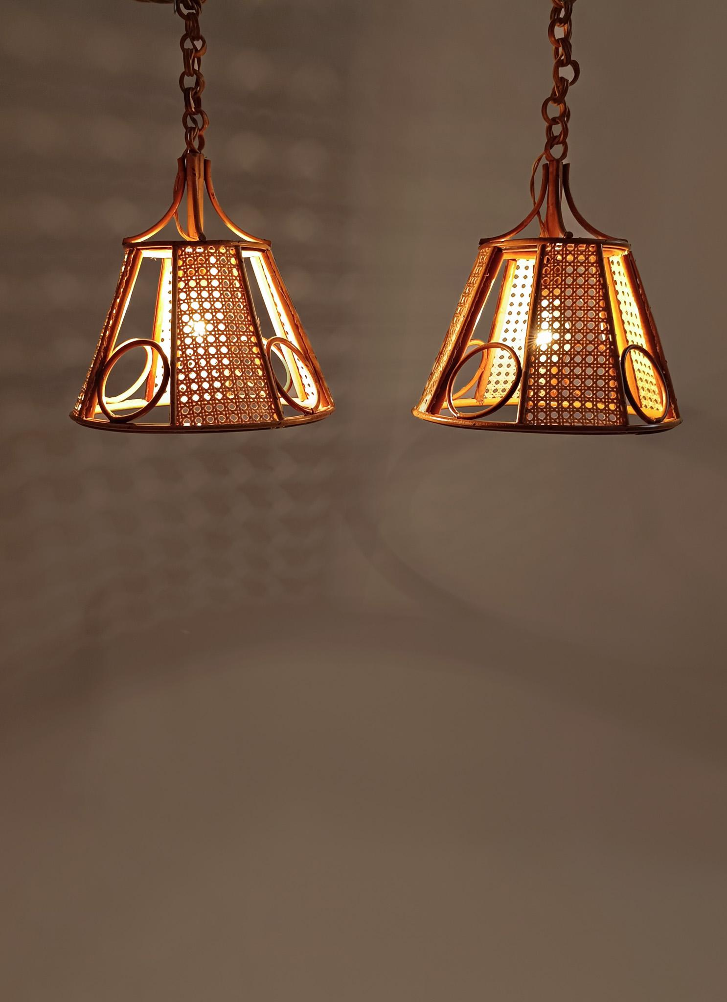 Coppia di lampade a sospensione gemelle vintage in canna e vimini intrecciato, Italia,  70s in vendita 1