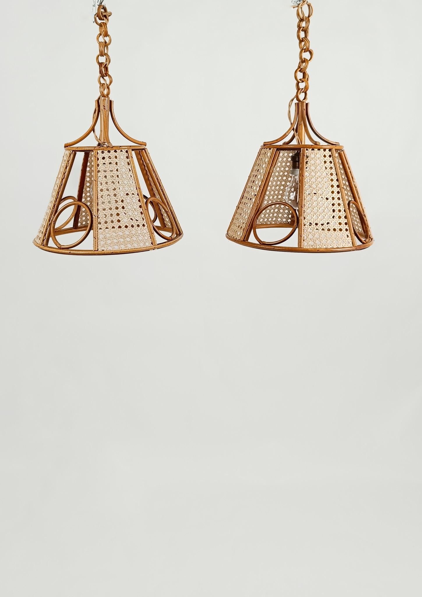 Coppia di lampade a sospensione gemelle vintage in canna e vimini intrecciato, Italia,  70s in vendita 2