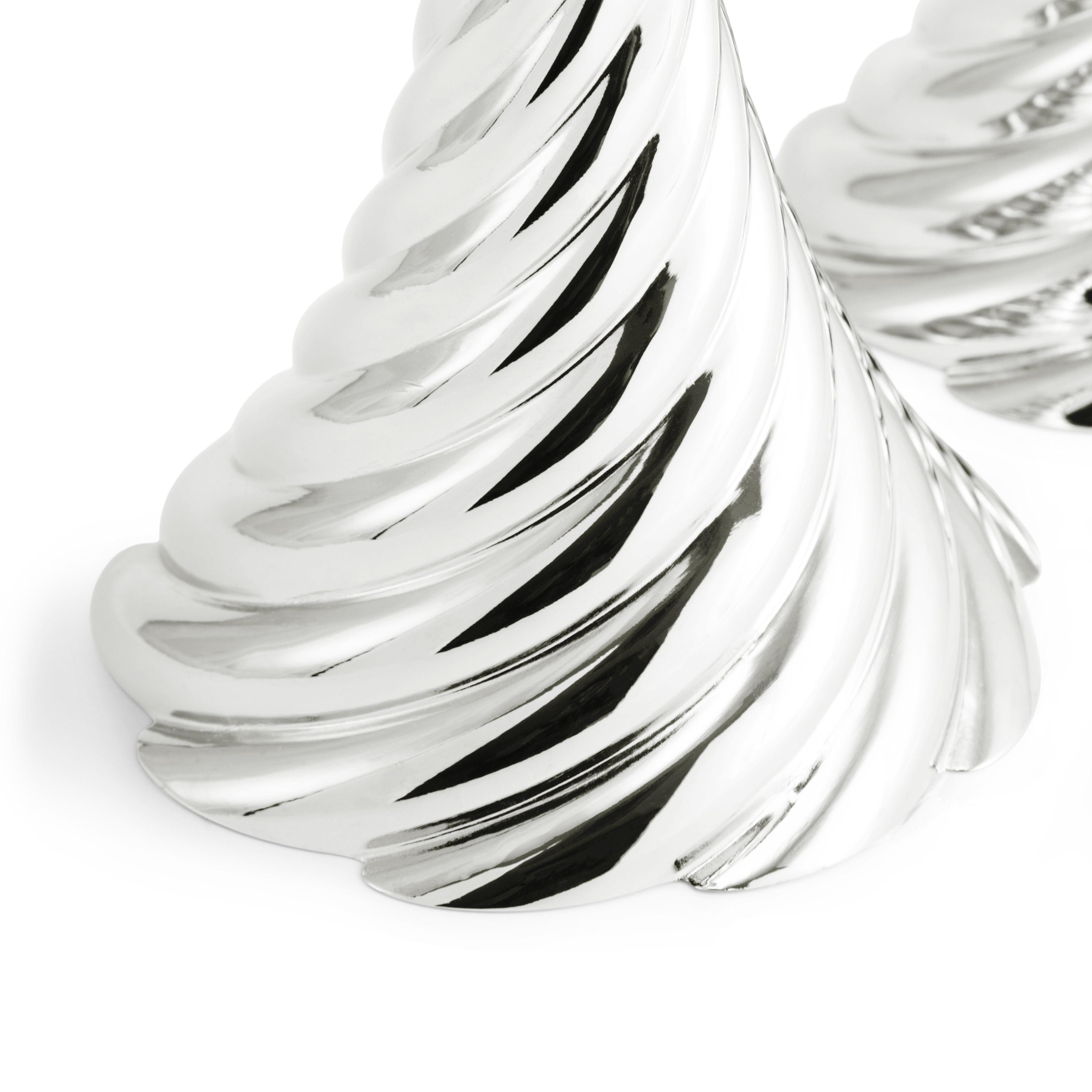 Coppia di candelieri Twist, metallo argentato, opera contemporanea.

Coppia di portacandele Twist in metallo argentato dal design moderno e dinamico. Ogni portacandela presenta un elegante design a spirale, che offre una base curva e un interesse