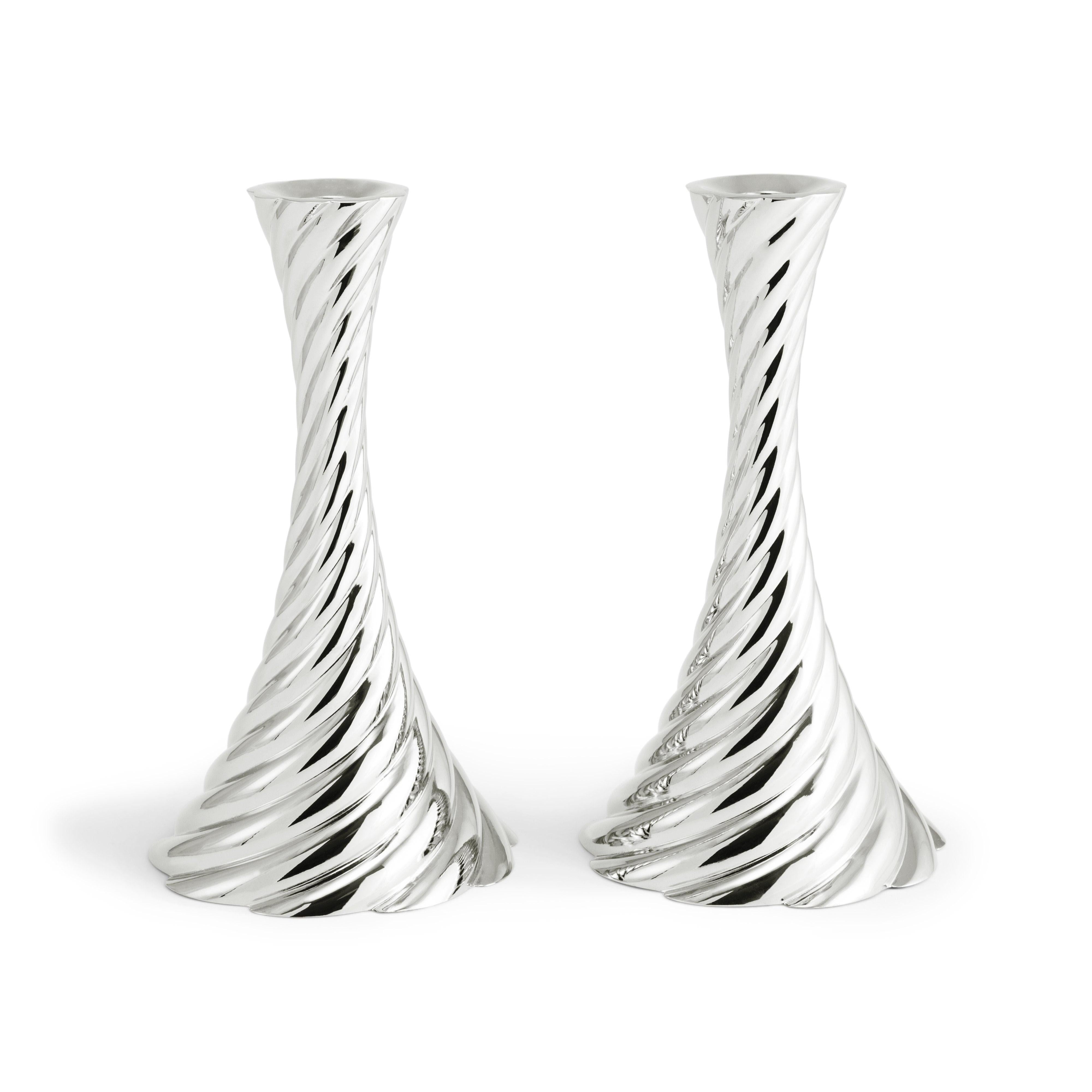 Moderno Coppia di candelabri a torsione, metallo placcato argento, opera contemporanea. in vendita
