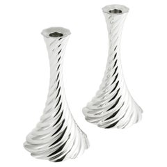 Pareja de candeleros Twist, metal plateado, obra contemporánea.