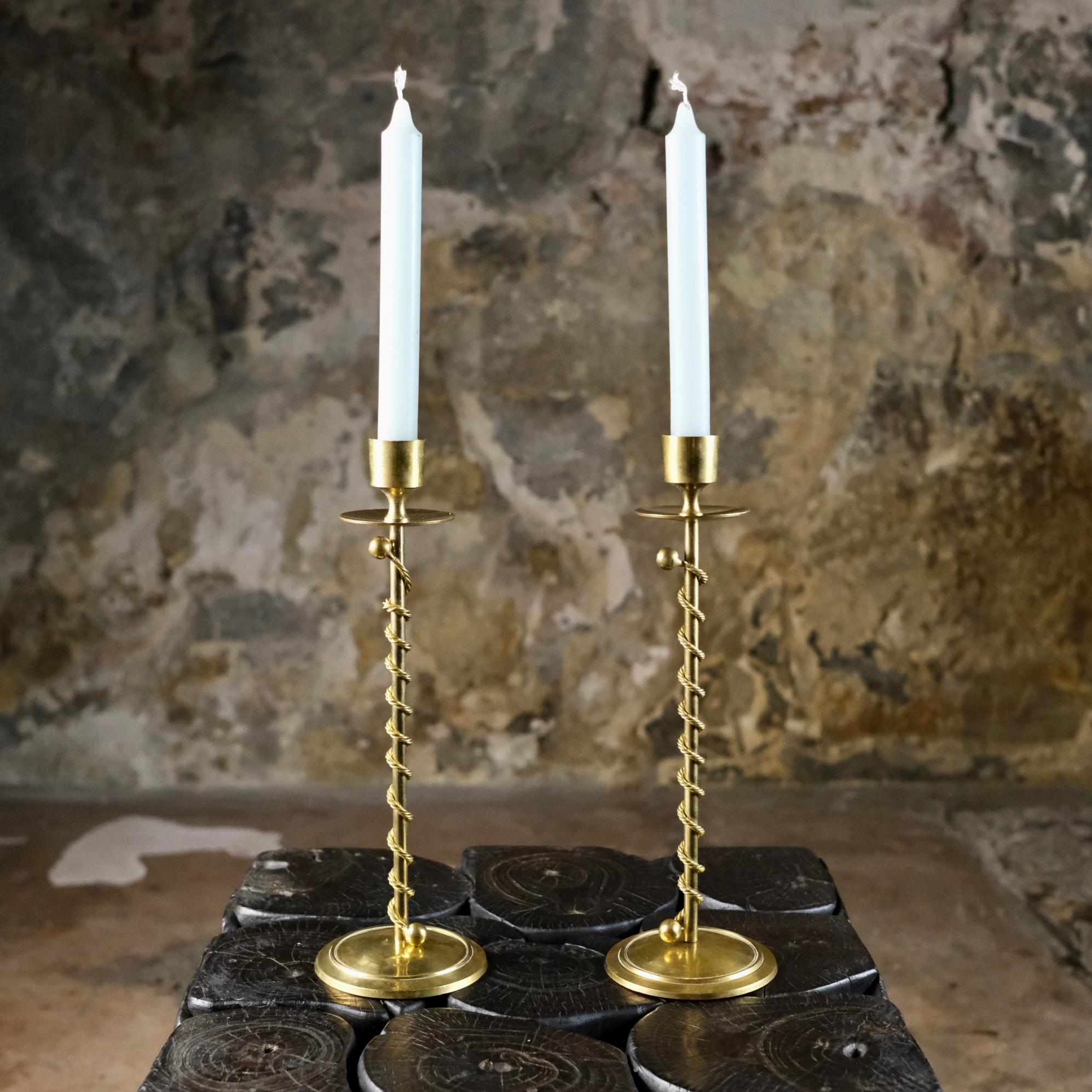 Elegante coppia di candelieri in ottone massiccio ritorto, stile Art Déco, provenienti dalla Francia, anni 1930-1940.
Bel dettaglio delle torsioni concluse da due palline.
Ottime condizioni, patina.
Dimensioni: H30,5cm - D10cm