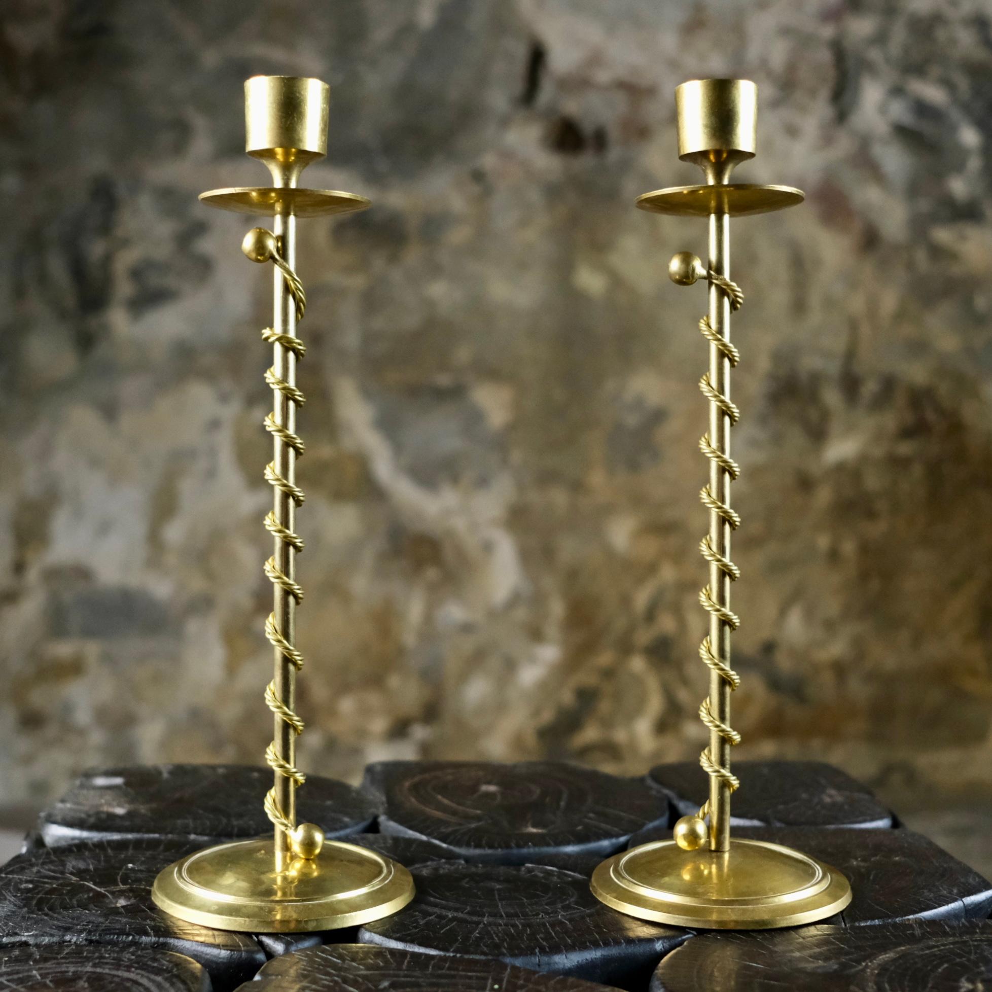 Metà XX secolo Coppia di candelieri in ottone Art Déco ritorti, Francia, anni '30 in vendita