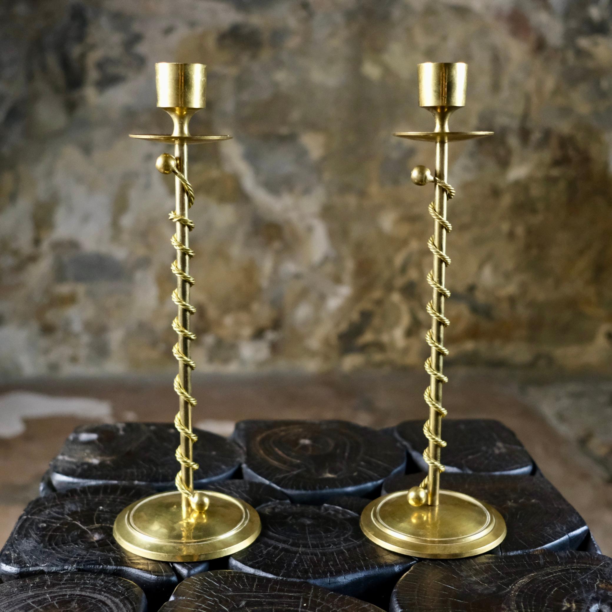 Ottone Coppia di candelieri in ottone Art Déco ritorti, Francia, anni '30 in vendita