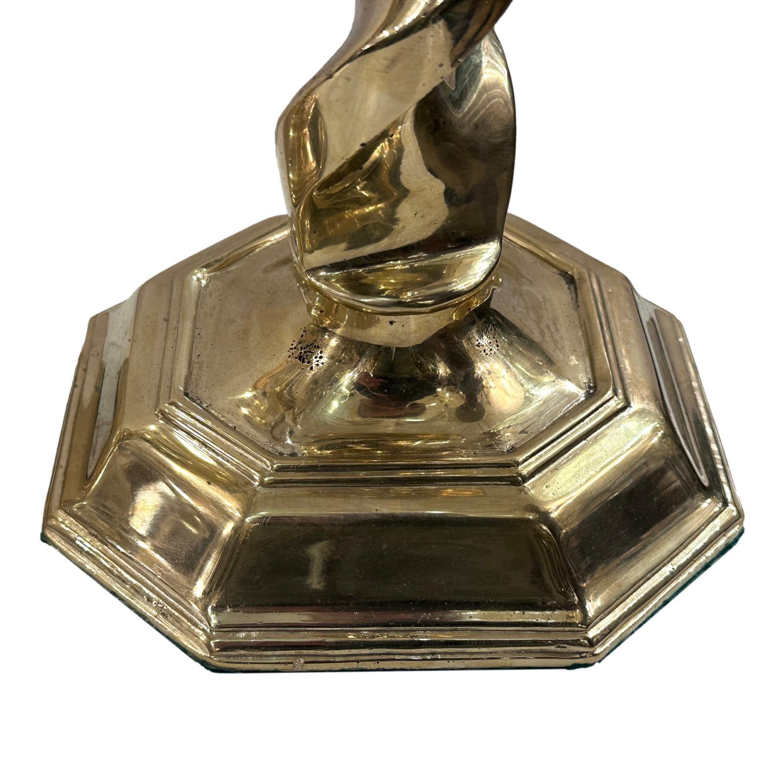 Paire de lampes de table italiennes en bronze poli des années 1950 environ.

Mesures :
Hauteur du corps : 19
Hauteur jusqu'à l'appui de l'abat-jour : 28.5