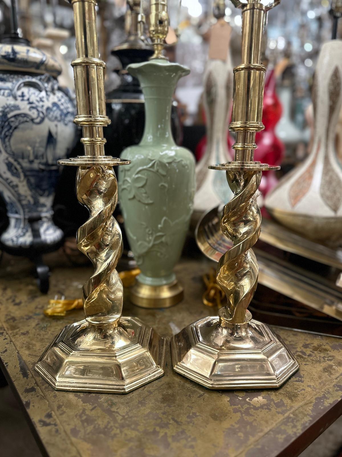 italien Paire de lampes à colonne torsadée en bronze en vente