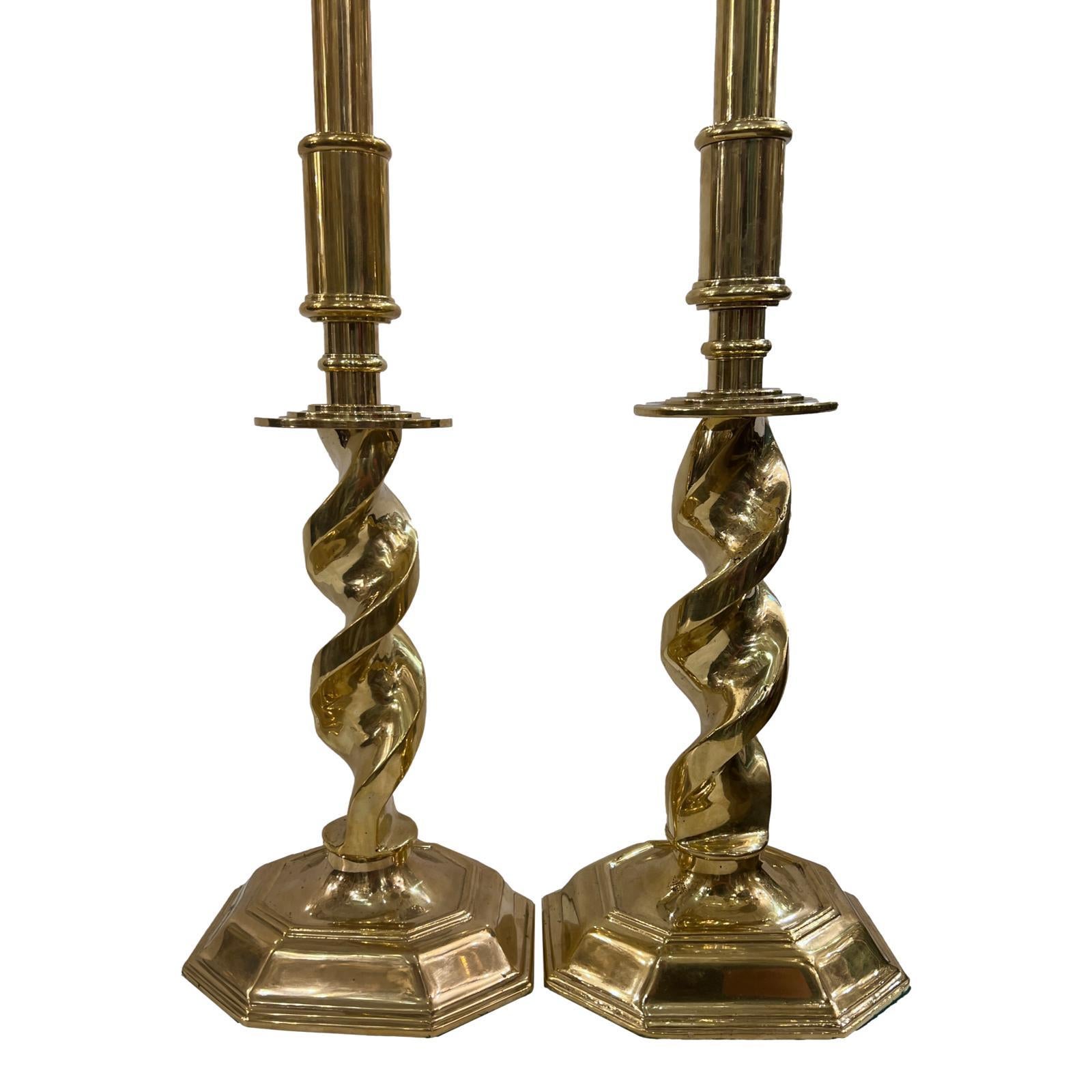 Milieu du XXe siècle Paire de lampes à colonne torsadée en bronze en vente