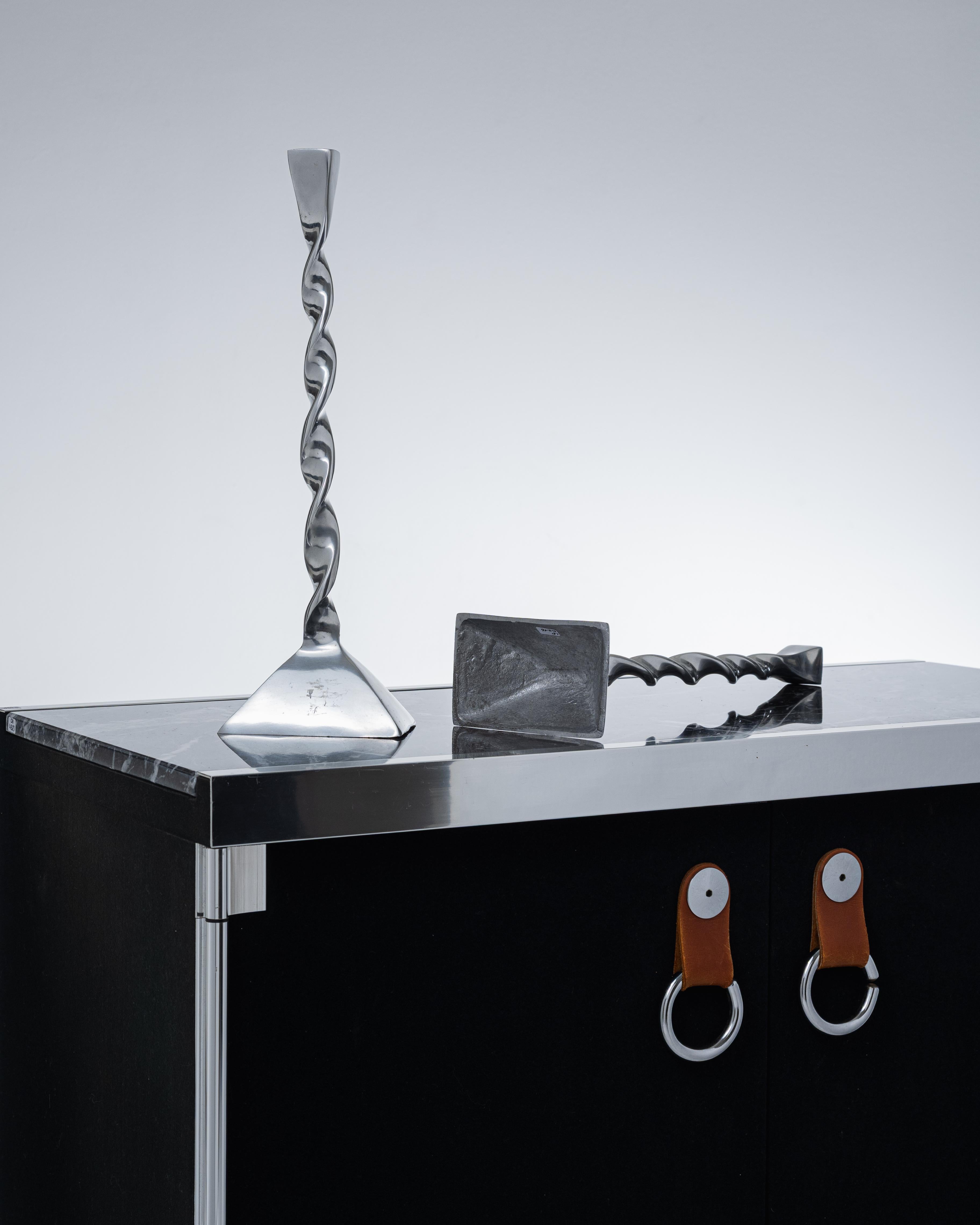 Pair of twisted metal candelsticks, 1980s In Good Condition For Sale In PARIS, FR