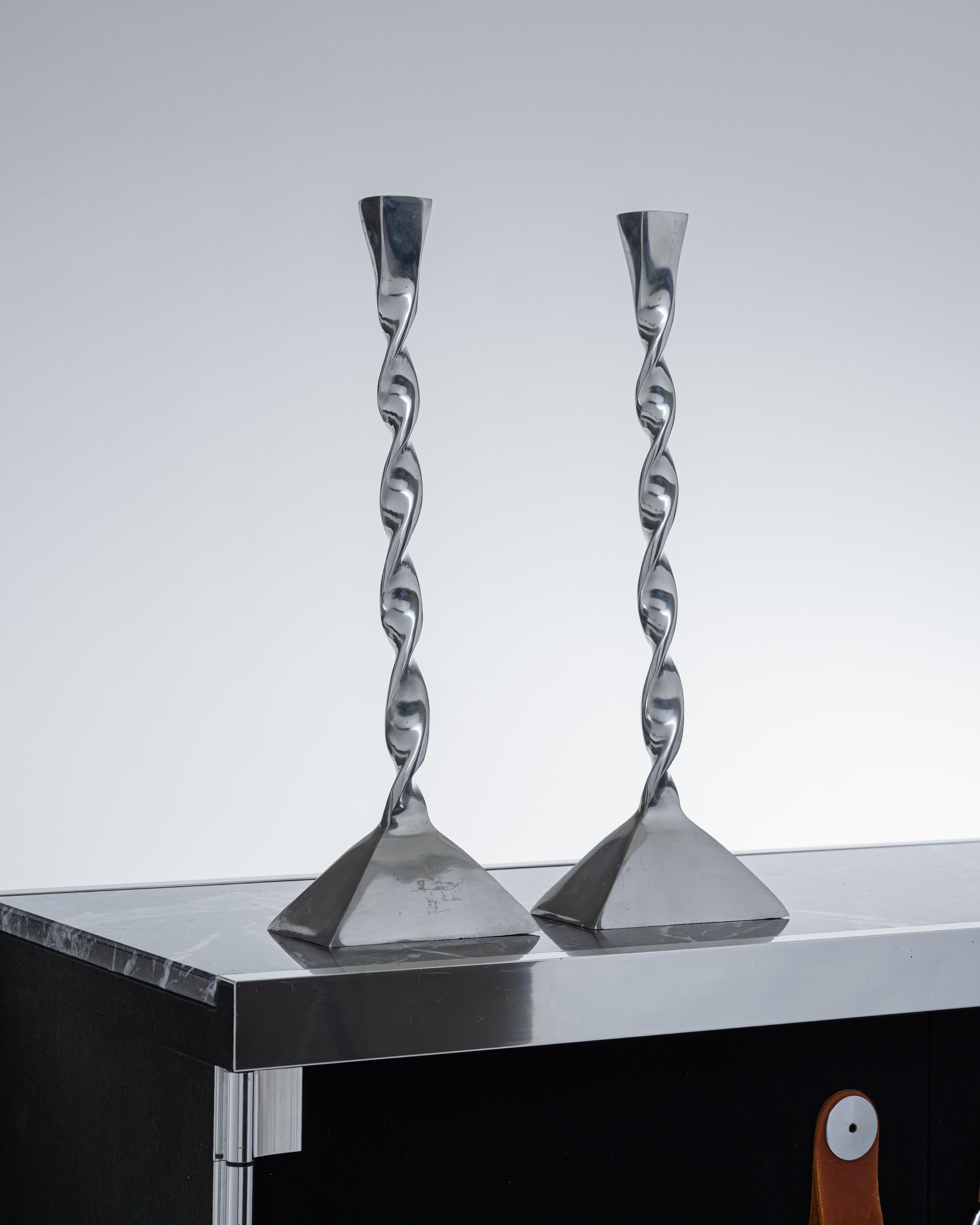 Pair of Silver-Plated Twisted Metal Candleholders, Postmodern Style, 1980s

Elegant pair of twisted-form candleholders in silver-plated metal, characteristic of 1980s postmodern design. Minor wear on the base, overall in very good