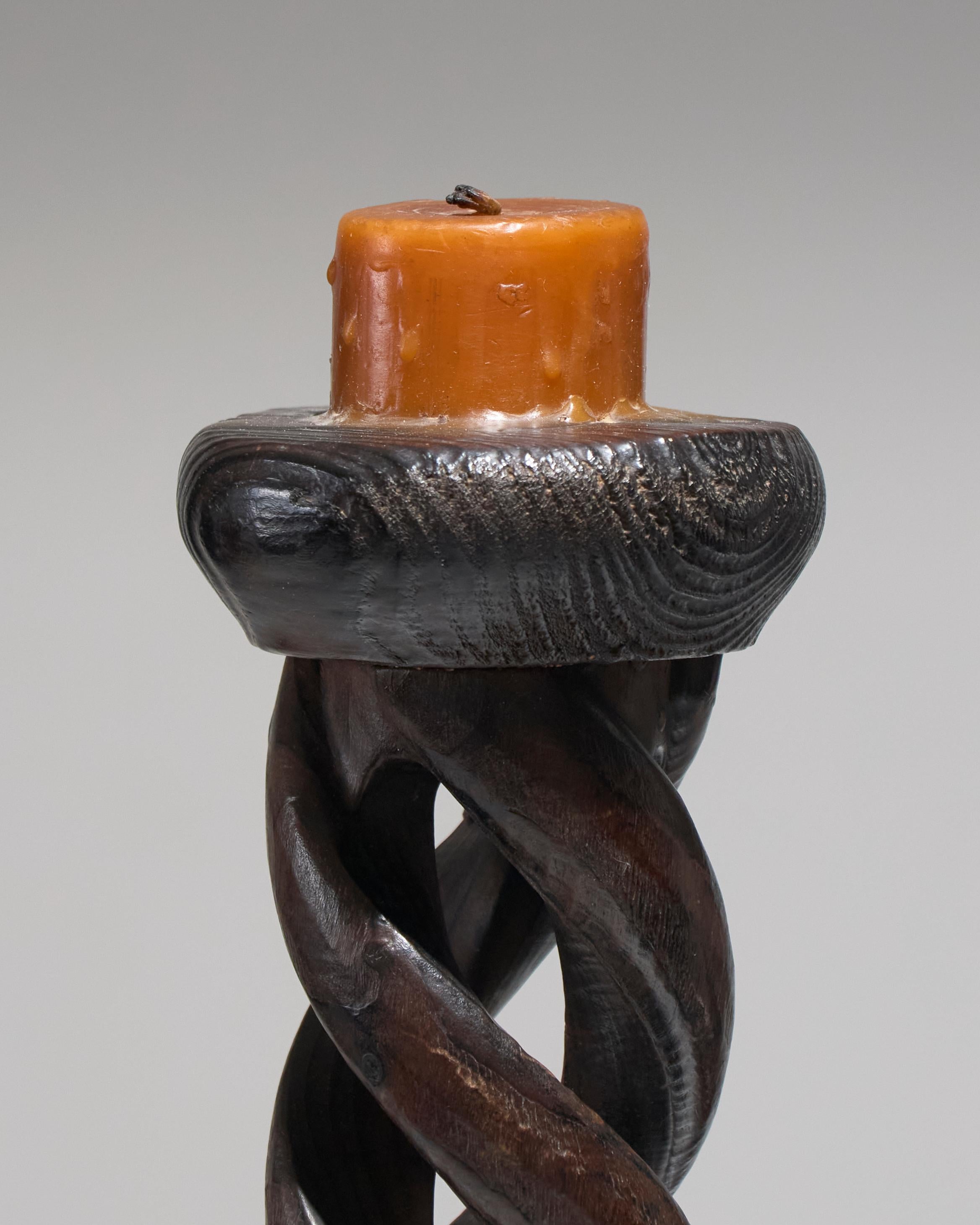 Paire de bougeoirs en bois tourné, à colonne torsadée. Le design torsadé, ou « barley twist », est typique des bougeoirs produits entre les années 1920 et 1950. Très bon état général, avec une belle patine naturelle.