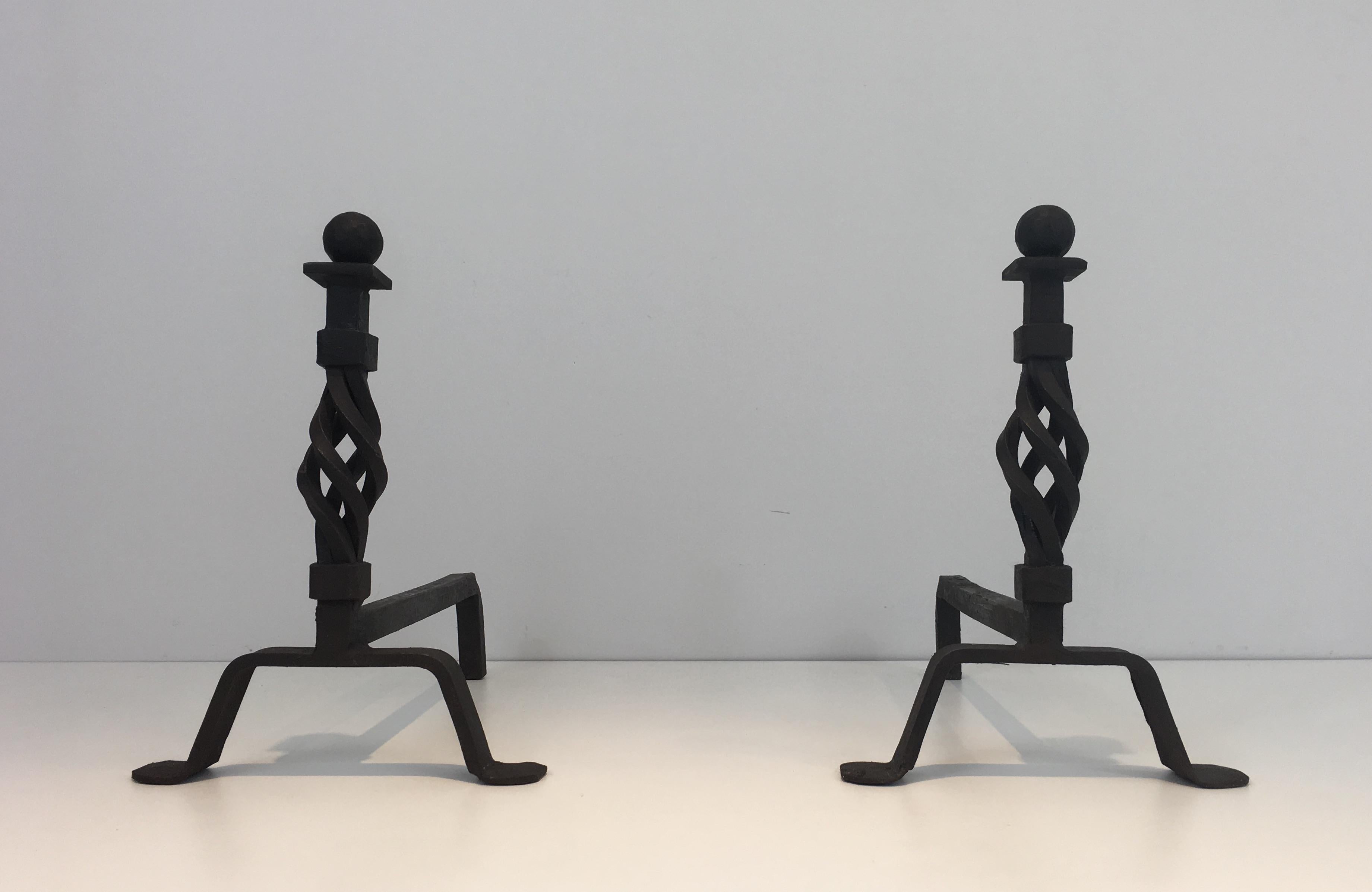 Pair of Twisted Wrought Iron Andirons, French, circa 1940  In Good Condition For Sale In Marcq-en-Barœul, Hauts-de-France