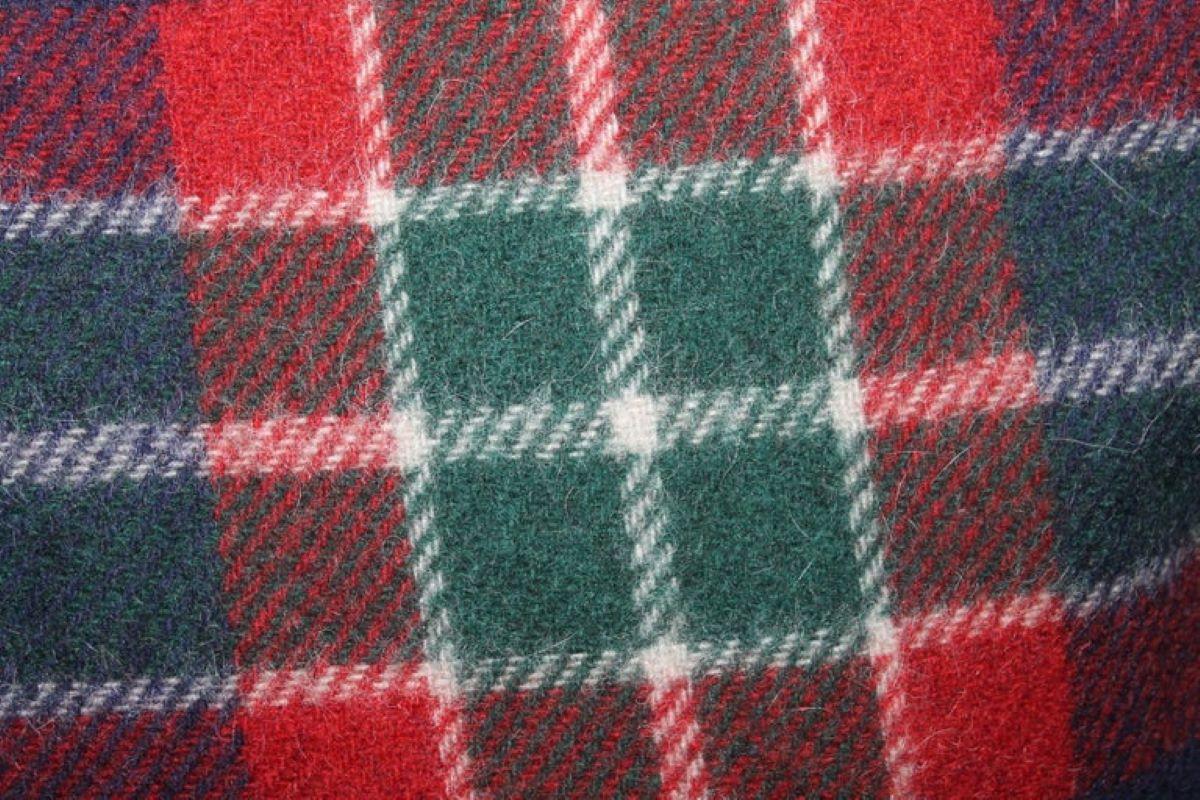 Laine Paire de deux coussins de couverture à carreaux de laine étonnants en vente