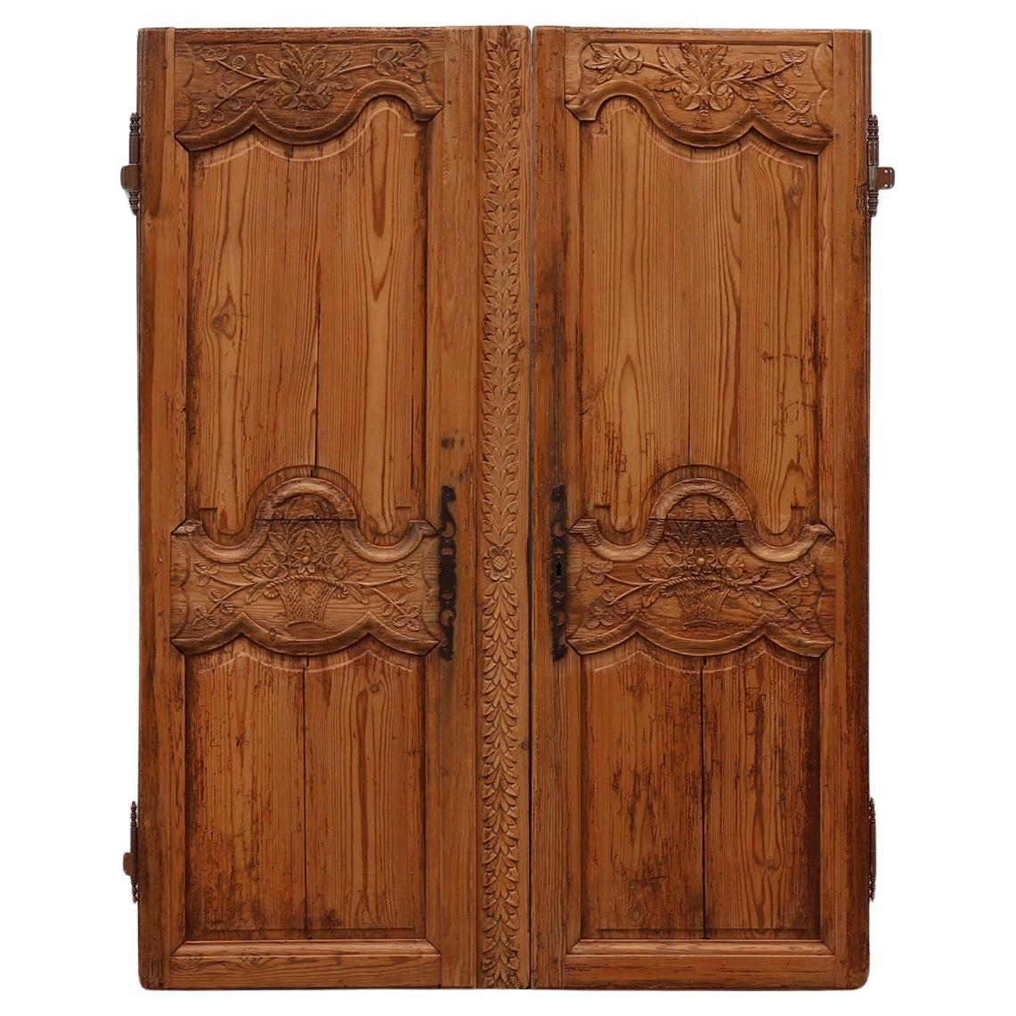 Coppia di due porte antiche della provincia francese intagliate a mano, 1880 ca.