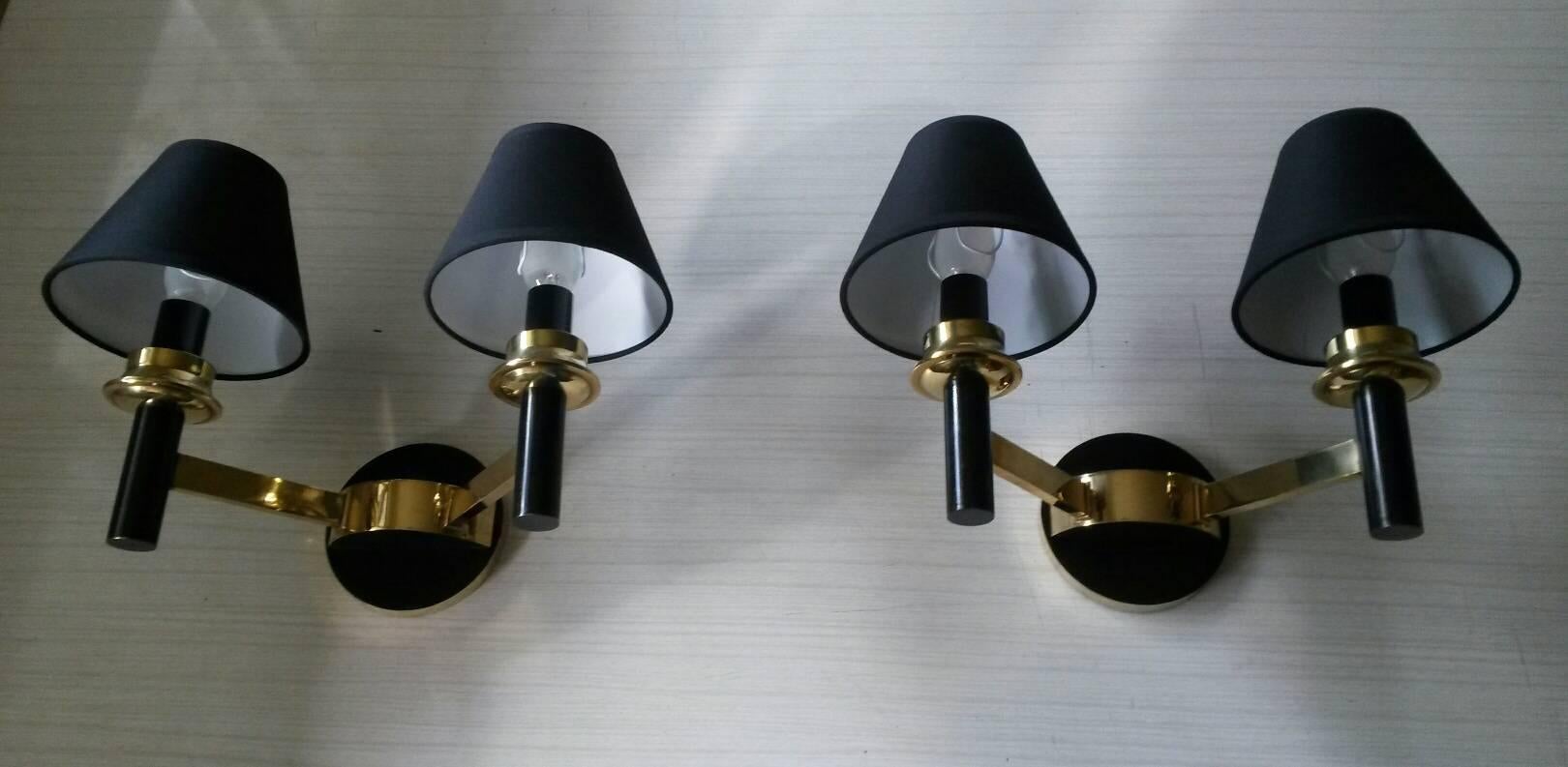 Very refined pair of two-arm sconces in neoclassical style in bronze, brass and lacquered blackened metal in the style of Jacques Adnet, France, 1950s.
In a original general very good condition, beautiful patina. The electric part has been checked