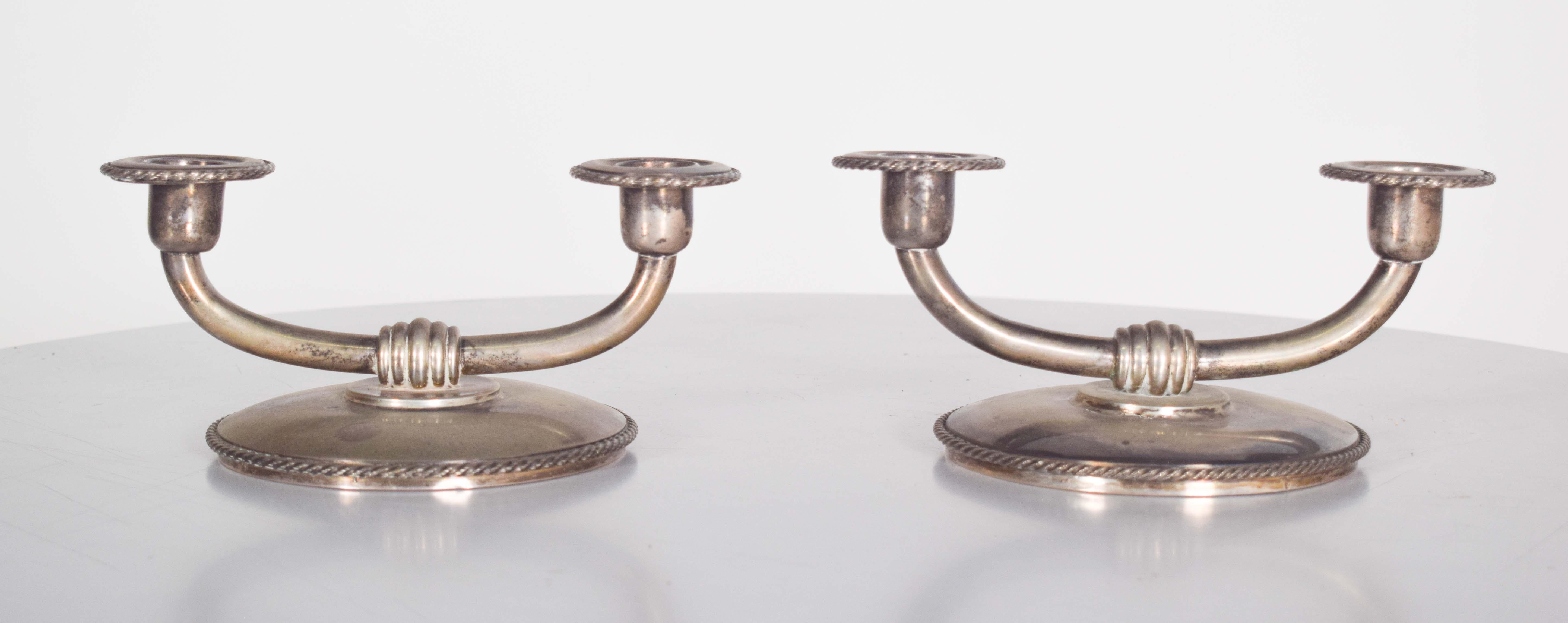 Mid-Century moderno Coppia di candelabri a due bracci, in argento portoghese in vendita