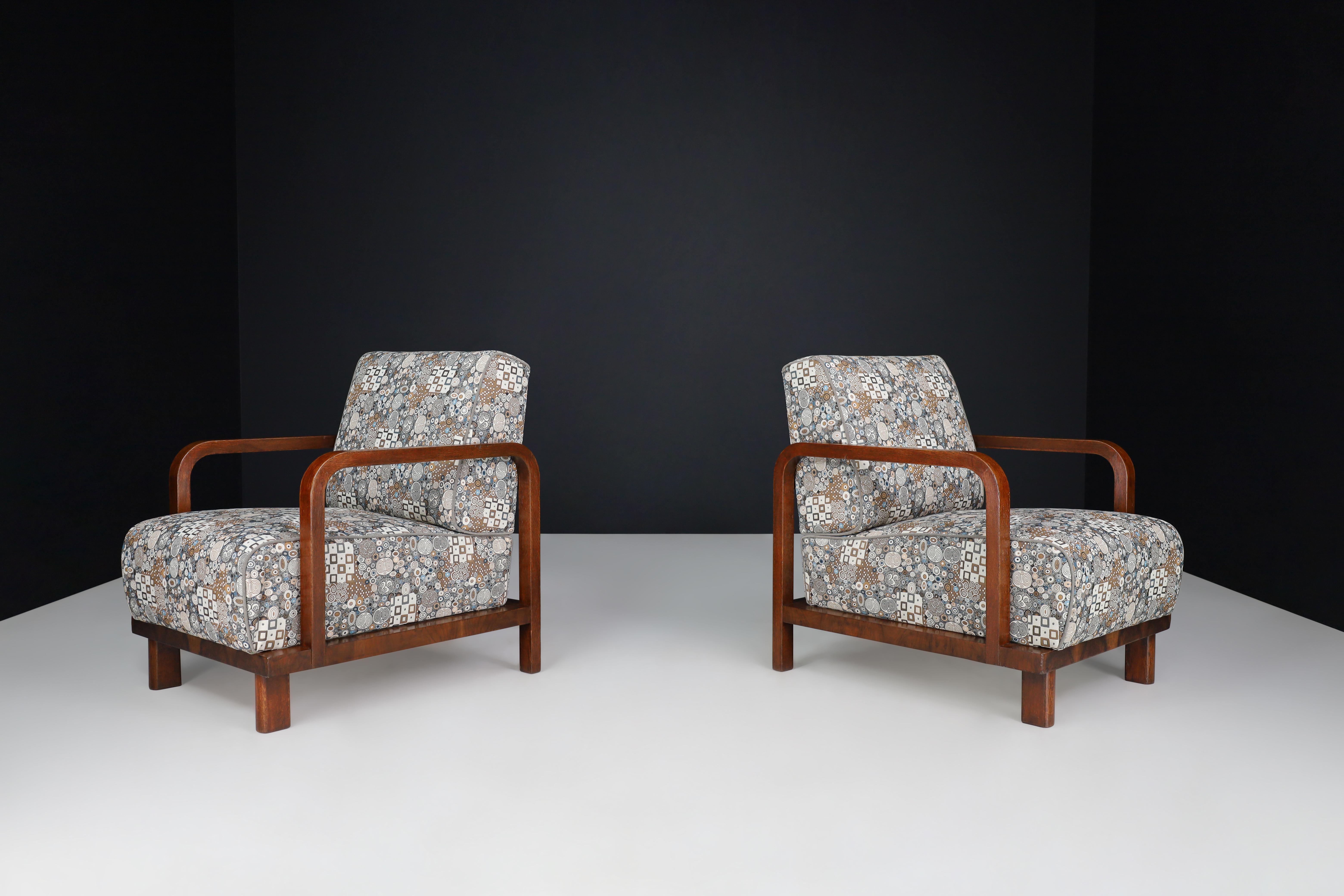 Zwei Art Deco Lounge Chairs neu gepolstert  Art déco-Stoff, Frankreich, 1930er-Jahre

Diese beiden Loungesessel im Art-Deco-Design sind aus Bugholz in Nussbaum gefertigt. Sie wurden in den 1930er Jahren in Frankreich neu gepolstert und mit feinem