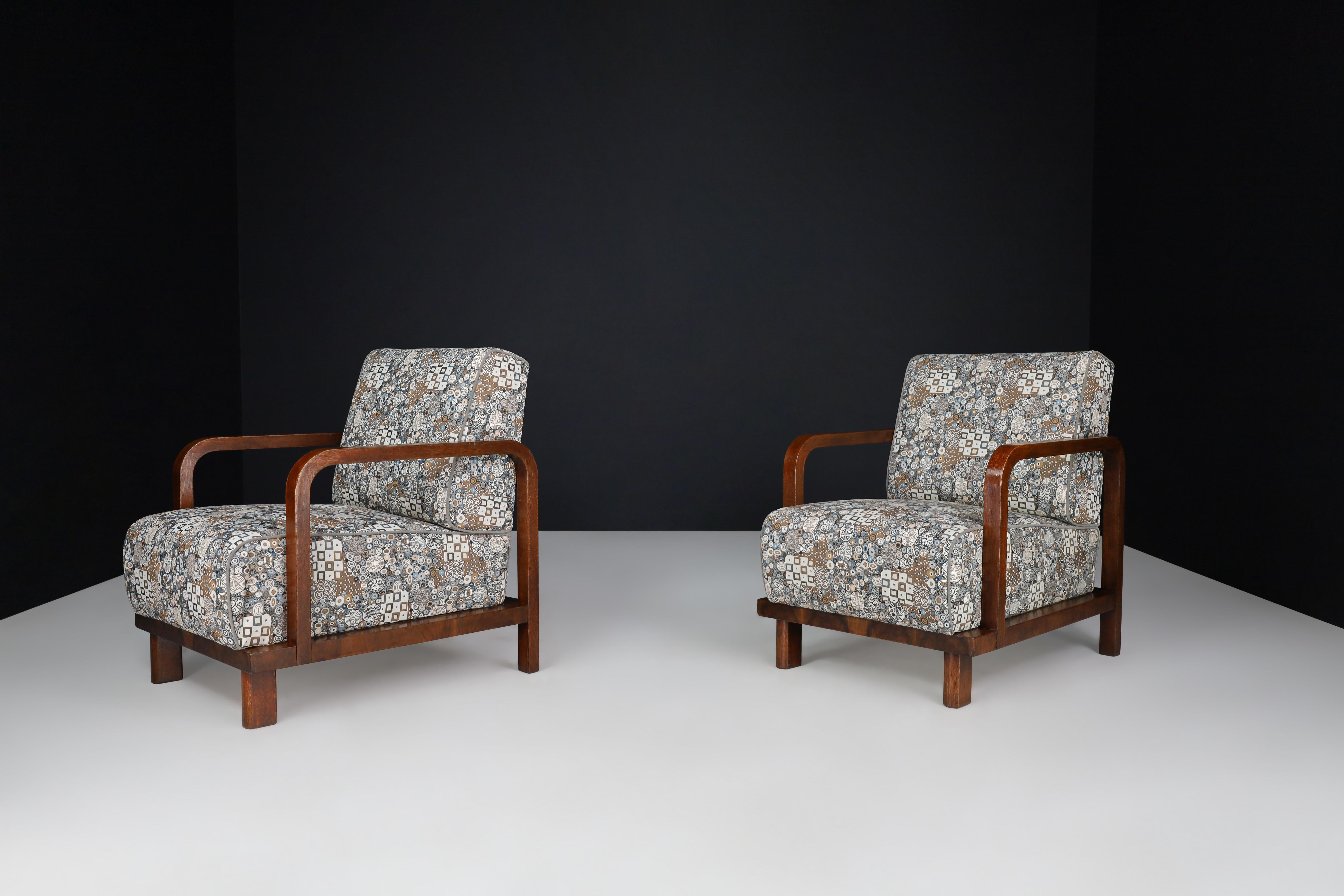 20ième siècle Paire de deux chaises longues Art Déco retapissées  Tissu Art Déco, France, années 1930 en vente