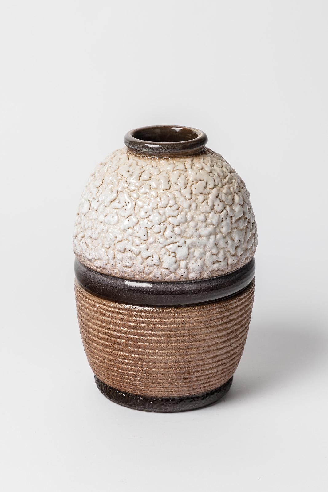Coppia di due vasi in ceramica Art Deco bianchi e marroni del 1940 nello stile di Jean Besnard In condizioni ottime in vendita a Neuilly-en- sancerre, FR