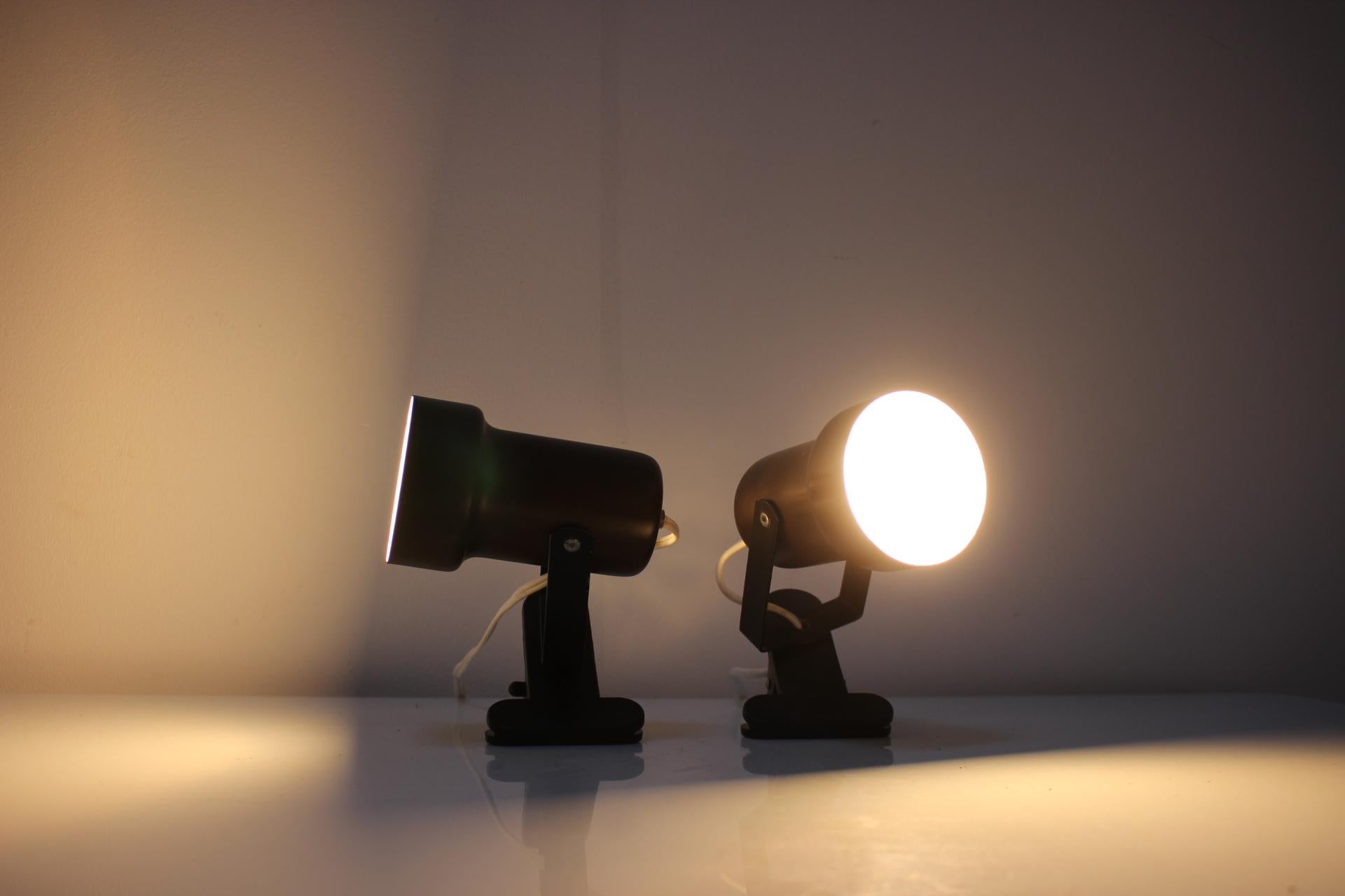 Lampe de table attachable (par les clips noirs sur lesquels les lampes sont posées), fabriquée en Tchécoslovaquie dans les années 1970.
En métal.
Montre des signes d'utilisation et d'âge, entièrement fonctionnel, prêt à être branché.
Repolies,