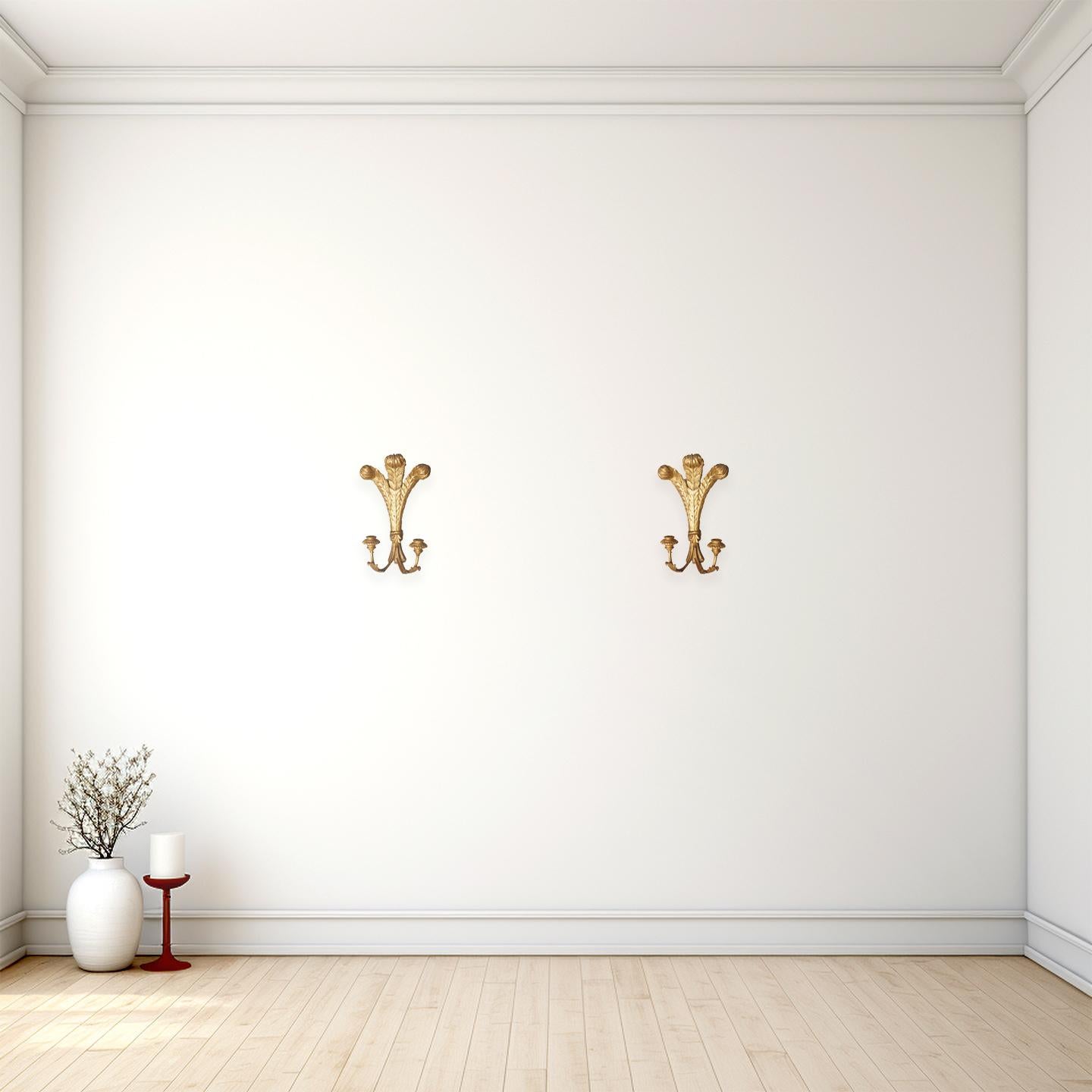Anonym
Europa; Anfang bis Mitte des 20. Jahrhunderts
Giltwood; Eisen

Ungefähre Größe: 14,5 (H) x 9,5 (B) x 6,25 (T) Zoll pro Stück.

Ein Paar zweiarmige Wandleuchter aus Goldholz und Eisen für Kerzen. Dieses schöne und klassische Design mit drei