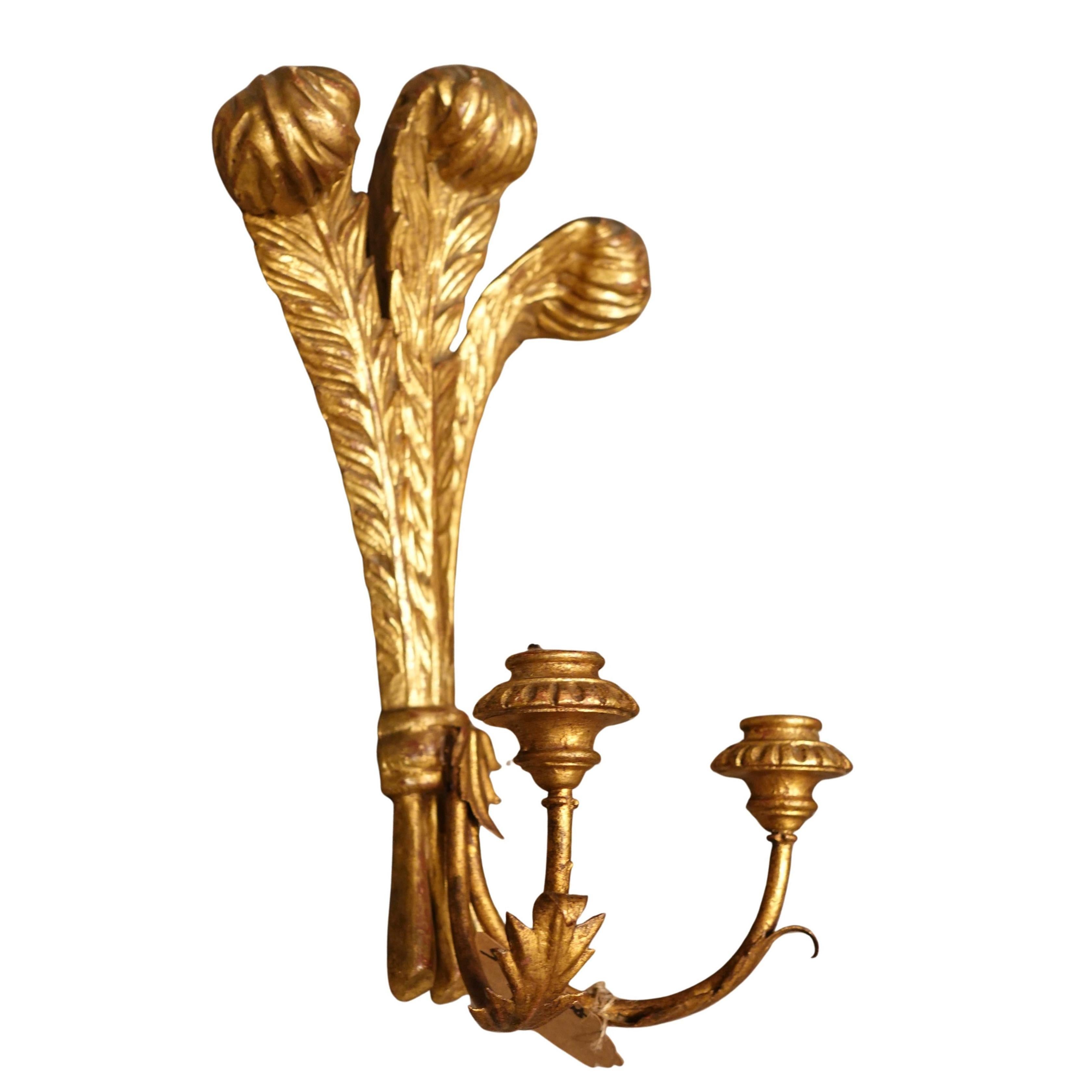 Paar zweikernige Wandleuchter aus Giltholz mit Federmotiv (Louis XVI.) im Angebot