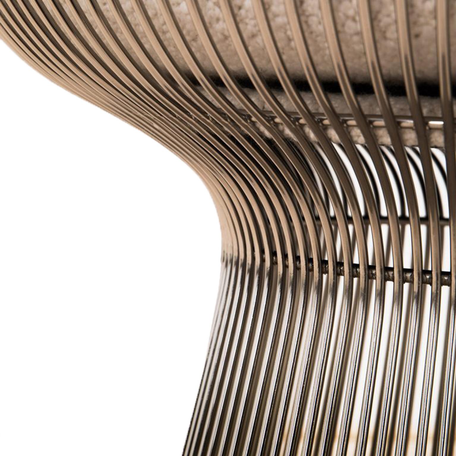 Ein Paar Stühle, entworfen von Warren Platner und herausgegeben von Knoll. Struktur mit einer skulpturalen Form aus Stahldraht. Gepolstert mit Bouclé-Stoff. USA 60er Jahre.

Abmessungen: B 93 x T 79 x H 79 cm