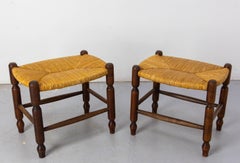 Pareja de dos taburetes de madera de cerezo y estaño, hacia 1920