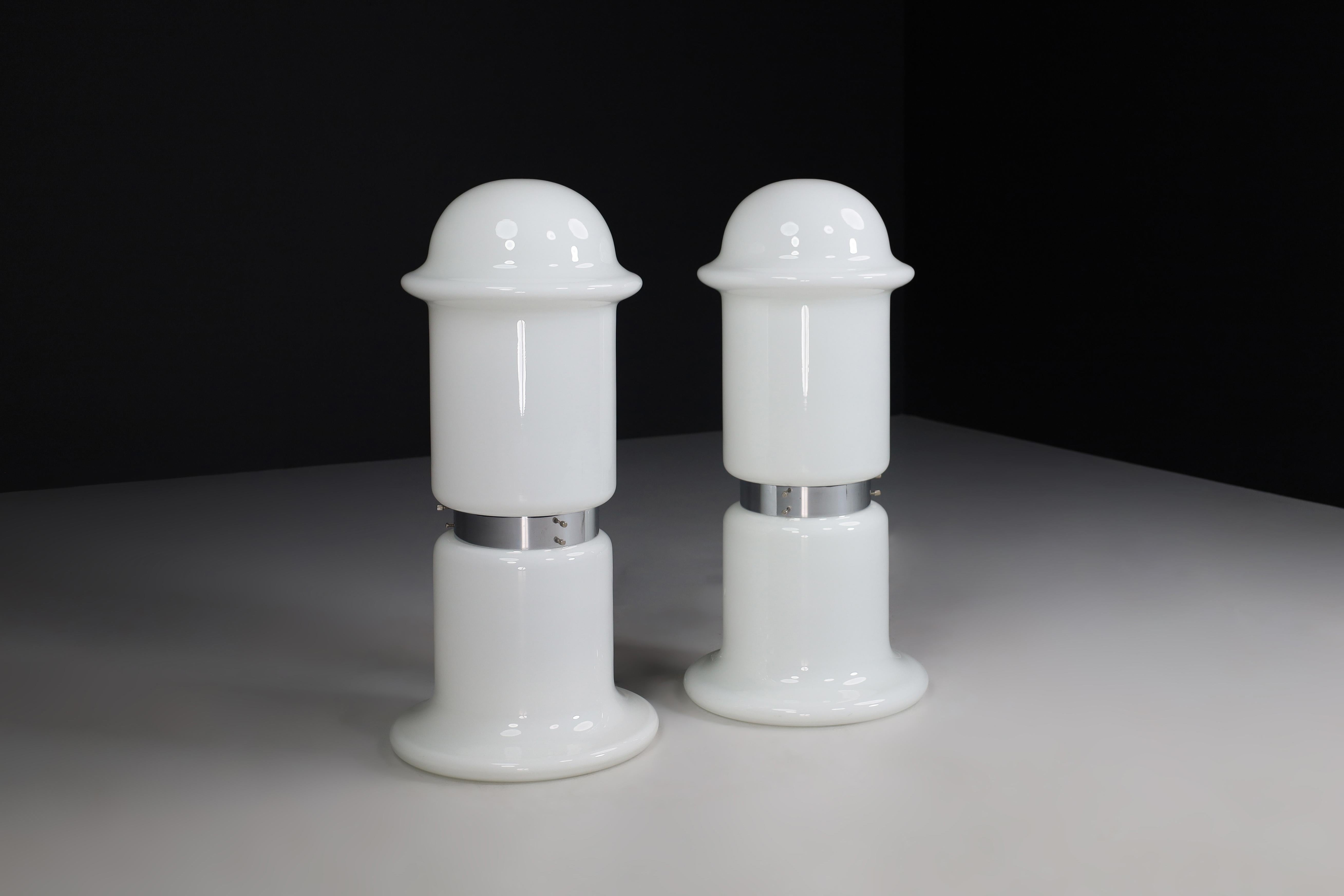 Paire de deux grandes lampes de table de sol en chrome et verre opalin, Italie 1970 

Magnifique ensemble de deux lampadaires en verre opalin avec centre chromé. Ils ont été fabriqués dans les années 70 en Italie. Grâce à sa grande taille (83 cm),
