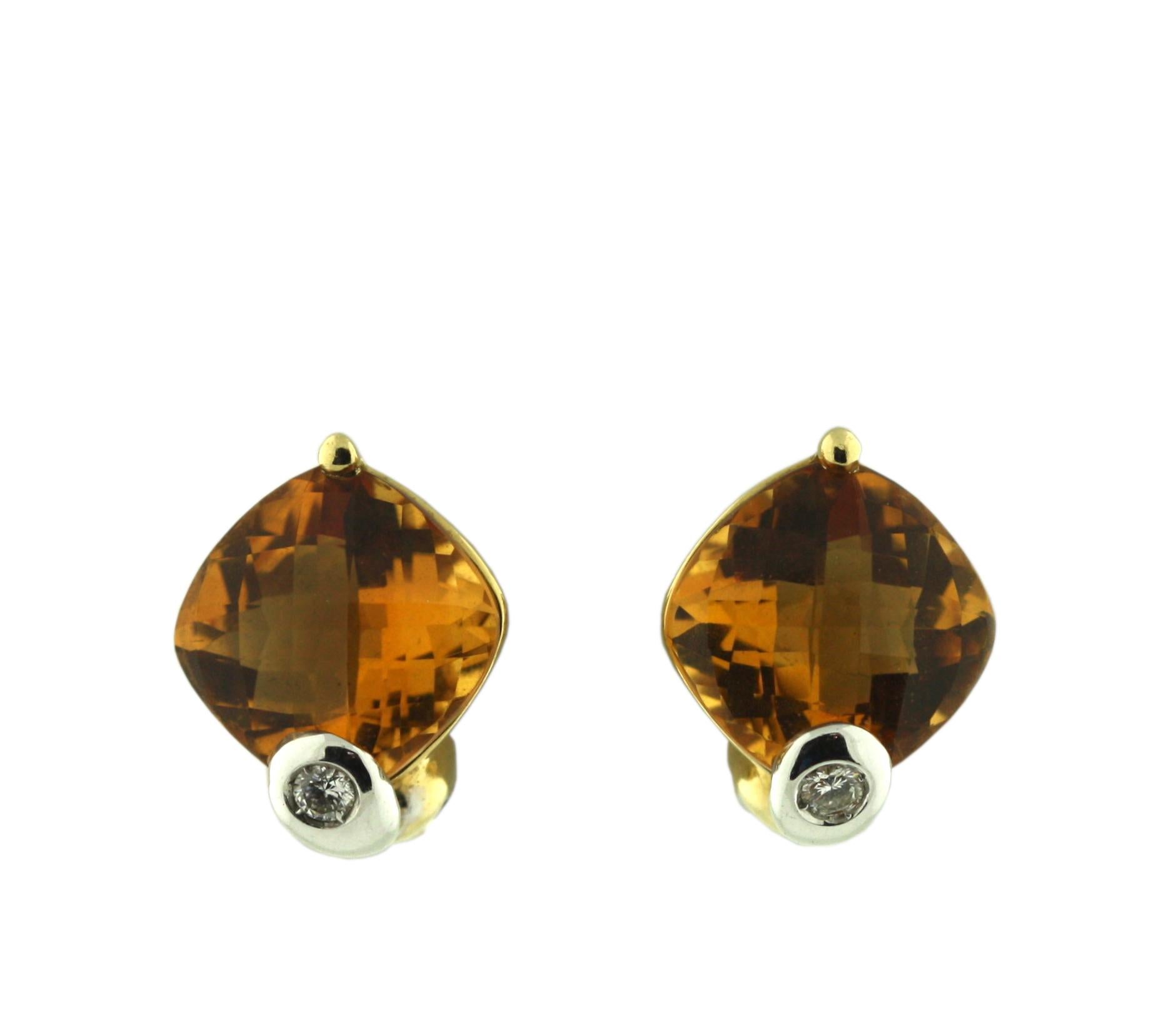 
Pair of Two-Color Gold, Diamond and Citrine Earclips
Centering two citrines each measuring approximately 12mm x 12mm, framed by two-color gold mountings.
Stamped 750 and 3094AL
Length .65 inch
18 karat gold
post fittings
Gross weight approximately